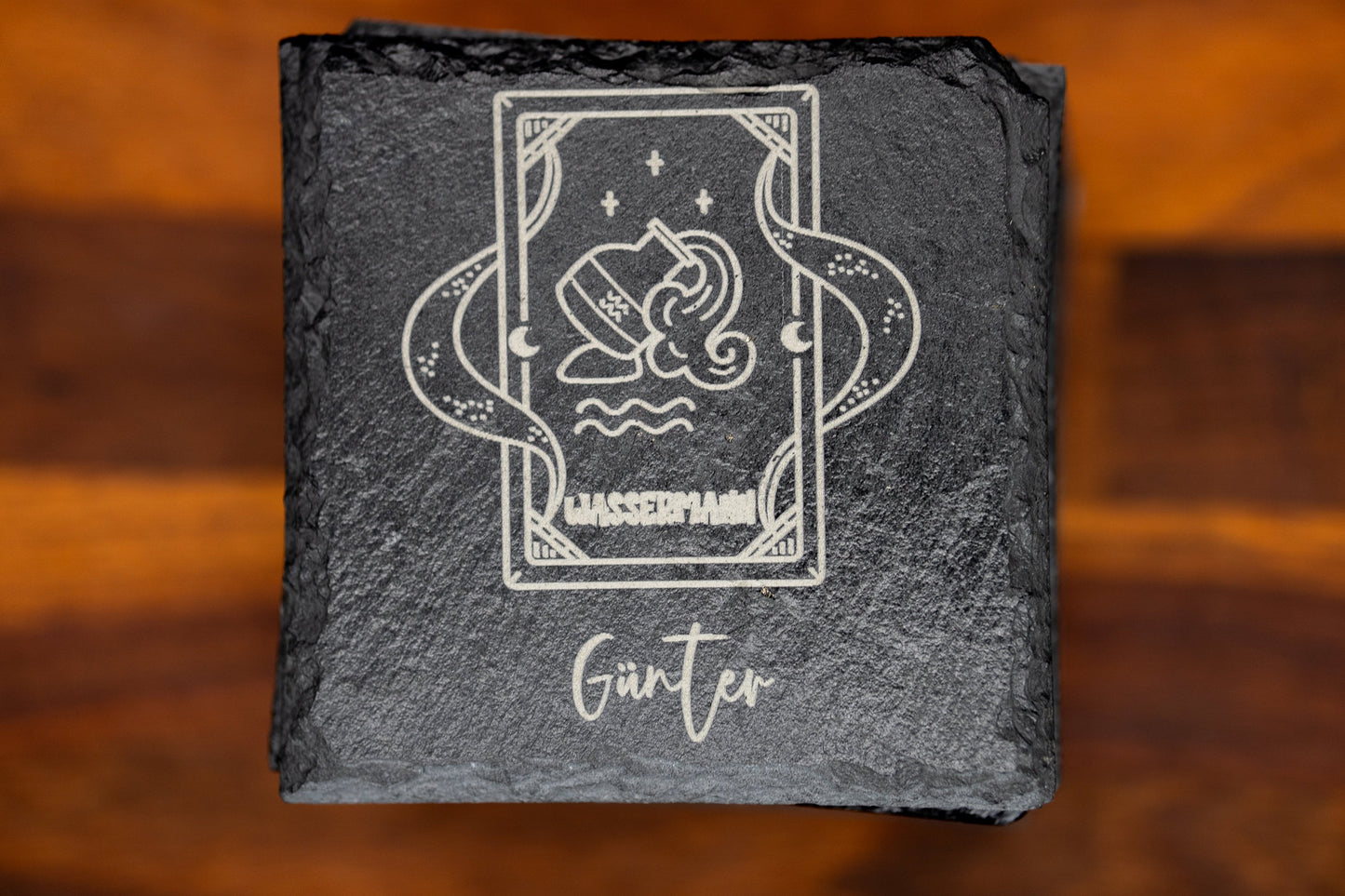 Sternzeichen Wassermann Schiefer-Untersetzer personalisiert mit Name 10x10 schwarz hochglanz lasergraviert das perfekte Geschenk - Lovely Laser Design