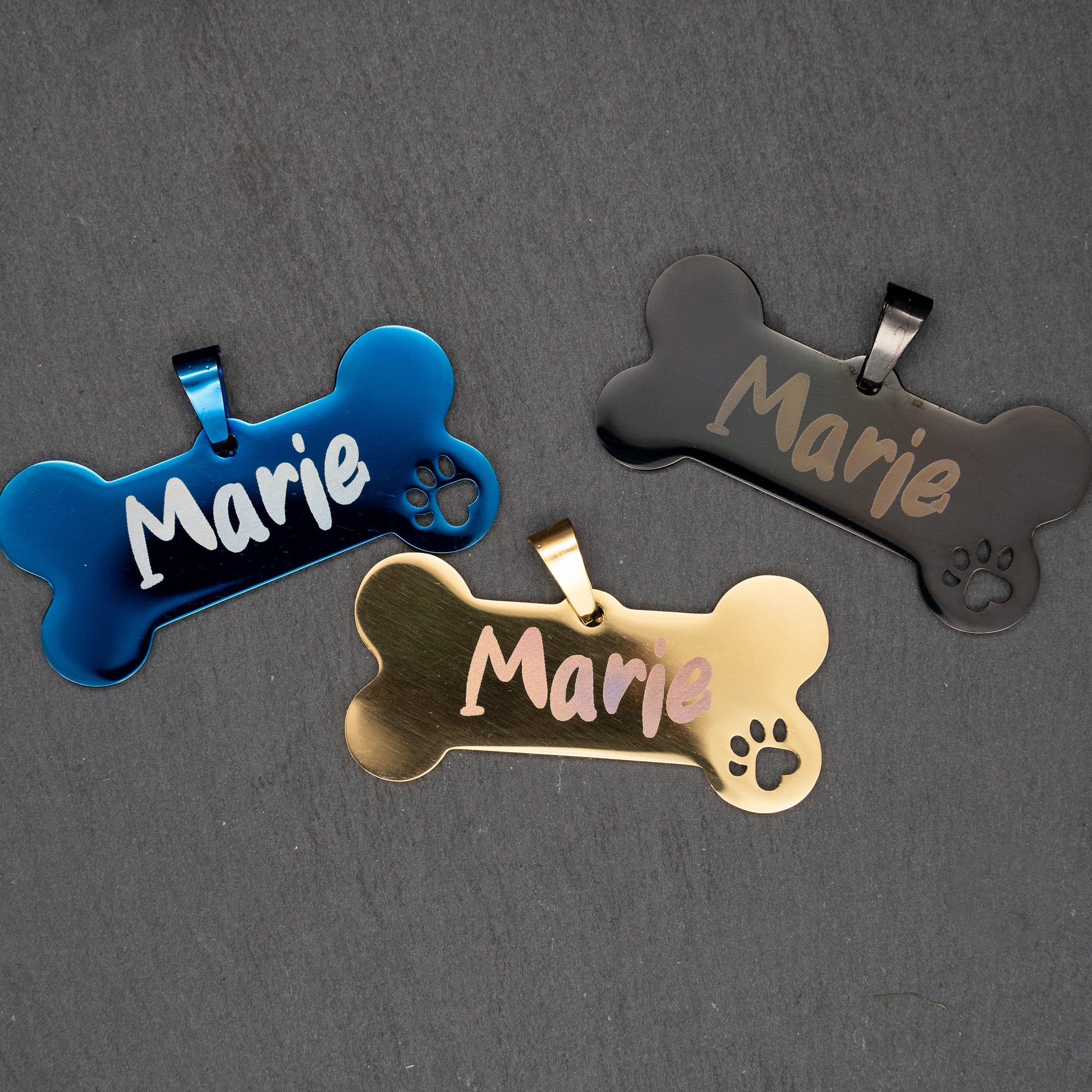 Personalisierte Hundemarke aus Metall mit Lasergravur in Knochenform mit Pfoten-Detail in Schwarz, Blau oder Gold - Lovely Laser Design