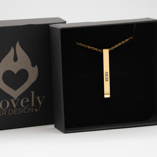 Stabkette mit persönlicher Lasergravur auf allen 4 Seiten. Minimalistischer Schmuck in Gold, Silber, Rosé Gold und Schwarz. Unisex - Lovely Laser Design