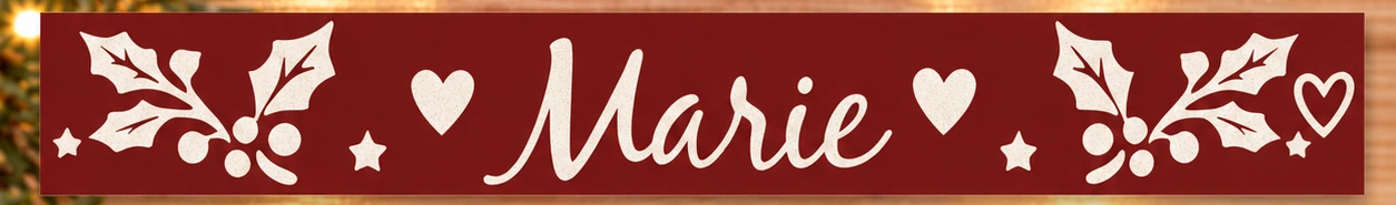 Rote Christbaumkugel aus Glas mit graviertem Mistelzweig, Beeren, Herzen und dem Namen Marie – Bild 3 von 3