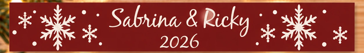 Rote Christbaumkugel aus Glas mit gravierten Schneeflocken und den Namen Sabrina & Ricky sowie der Jahreszahl 2026 – Bild 3 von 3