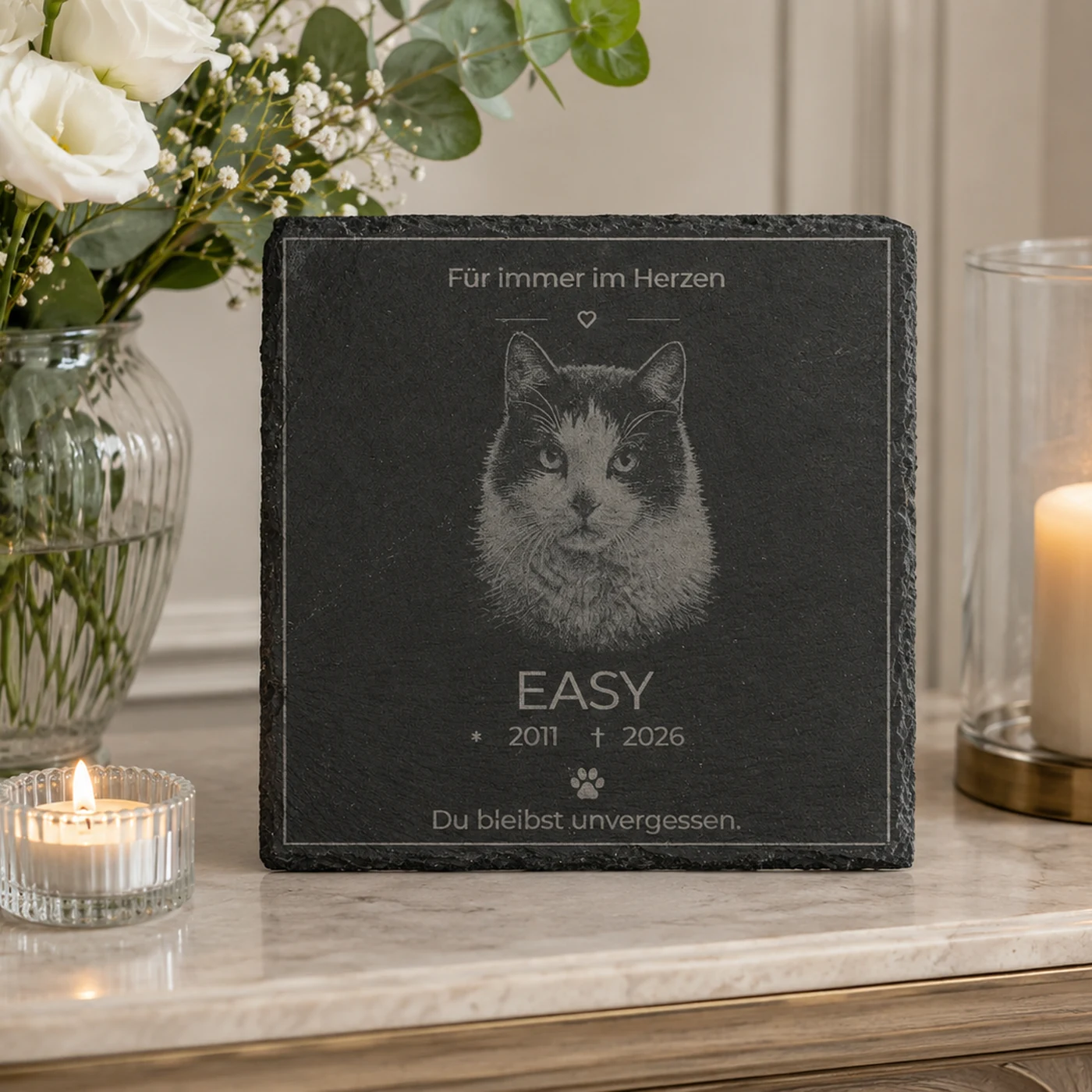 Schlichte Gedenktafel für Hund und Katze aus Schiefer mit großem Tierporträt, Rahmen, Namen und Jahreszahlen — Ansicht 1 von 4