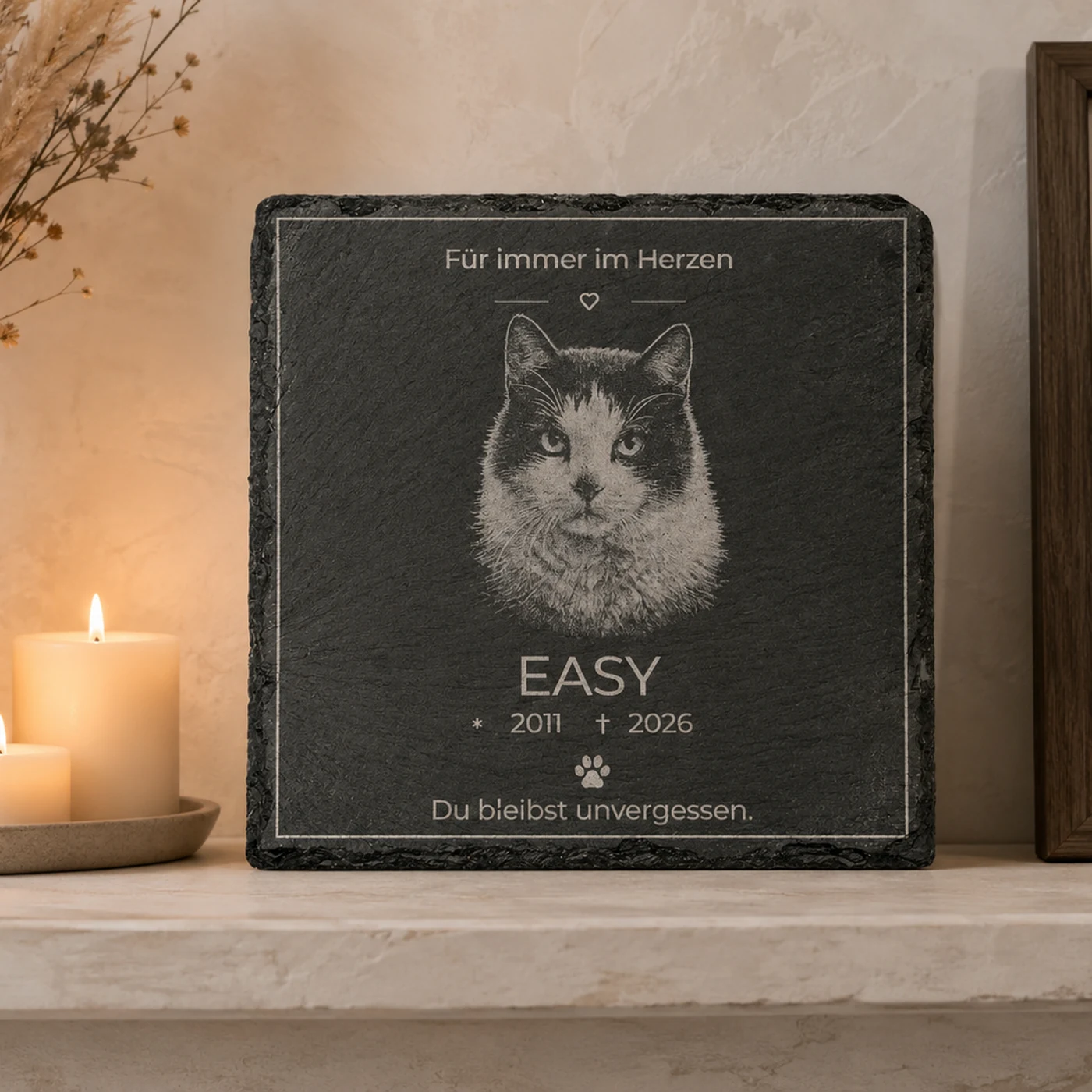 Schlichte Gedenktafel für Hund und Katze aus Schiefer mit großem Tierporträt, Rahmen, Namen und Jahreszahlen – Bild 3 von 4