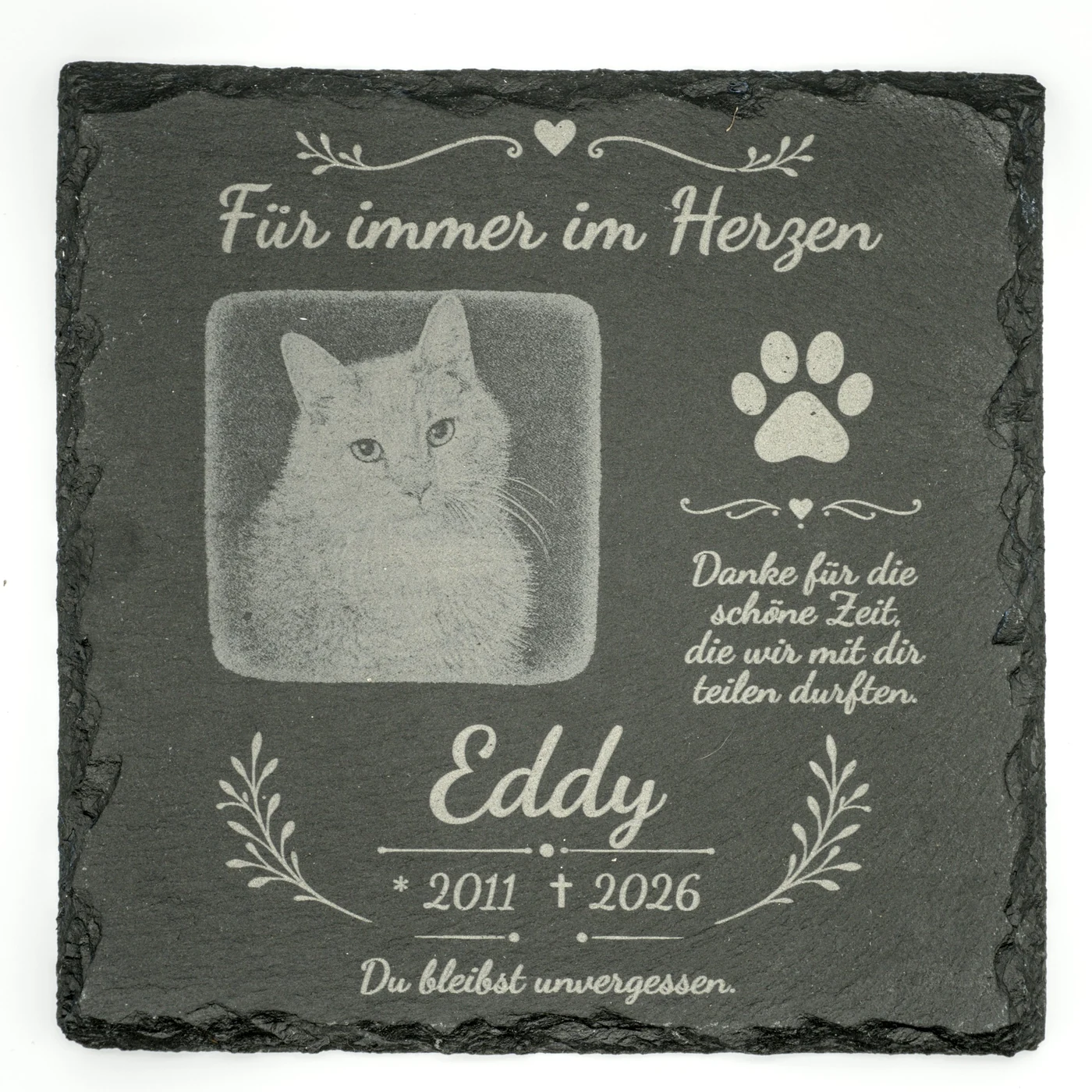 Gedenktafel für Hund und Katze aus Schiefer, graviert mit Tierfoto, Namen, Jahreszahlen, Pfote und Ranken – Bild 2 von 4