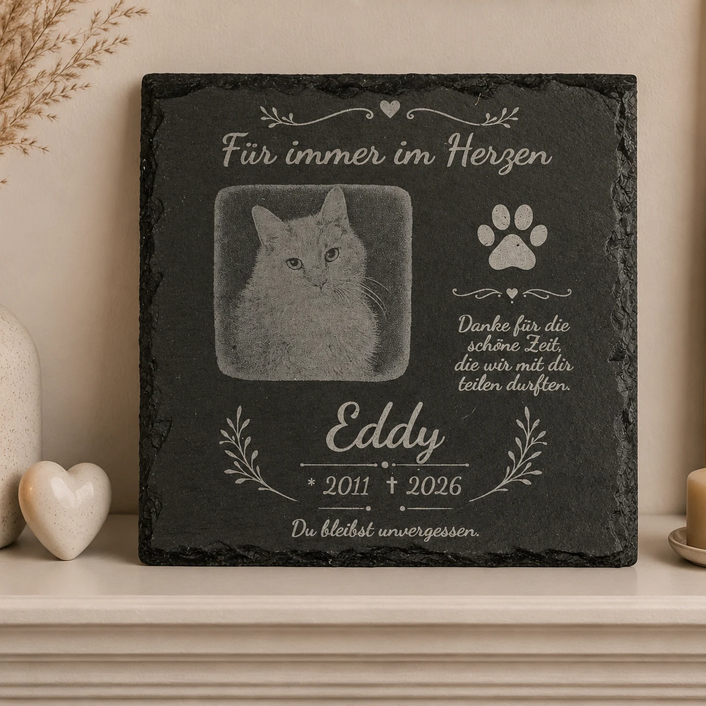 Gedenktafel für Hund und Katze aus Schiefer, graviert mit Tierfoto, Namen, Jahreszahlen, Pfote und Ranken – Bild 3 von 4