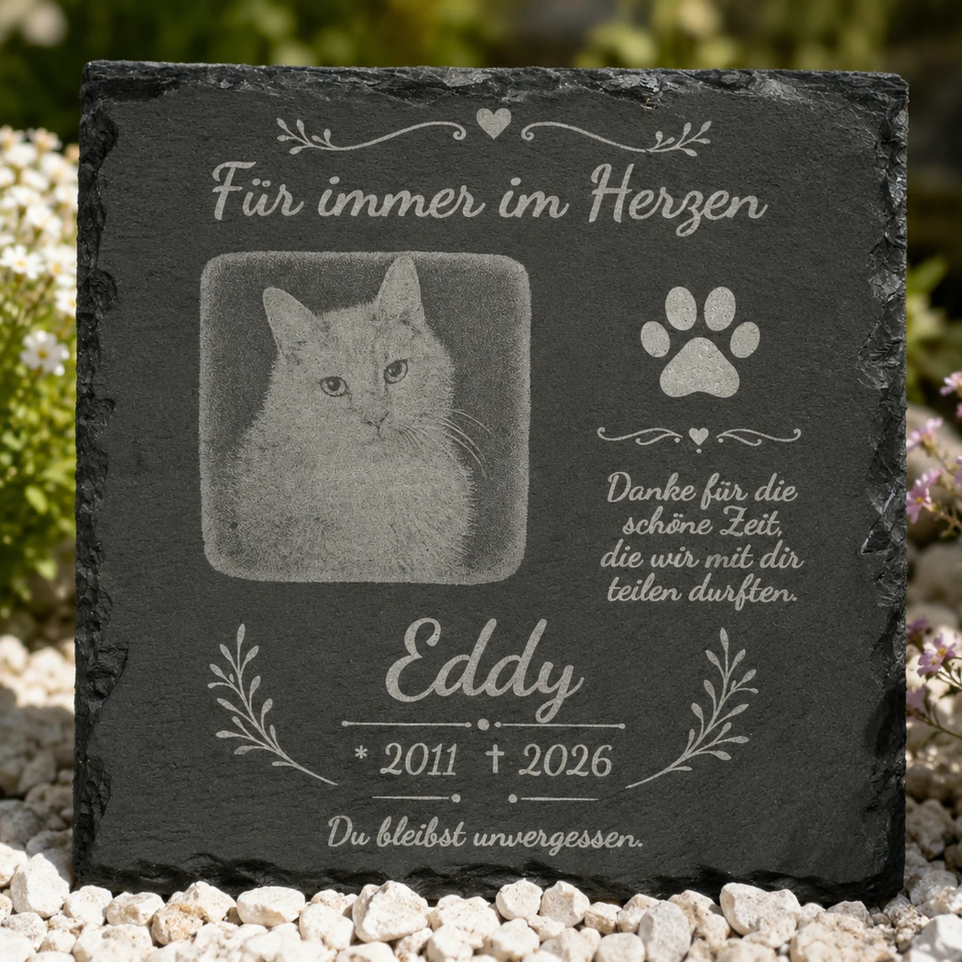 Gedenktafel für Hund und Katze aus Schiefer, graviert mit Tierfoto, Namen, Jahreszahlen, Pfote und Ranken – Bild 4 von 4