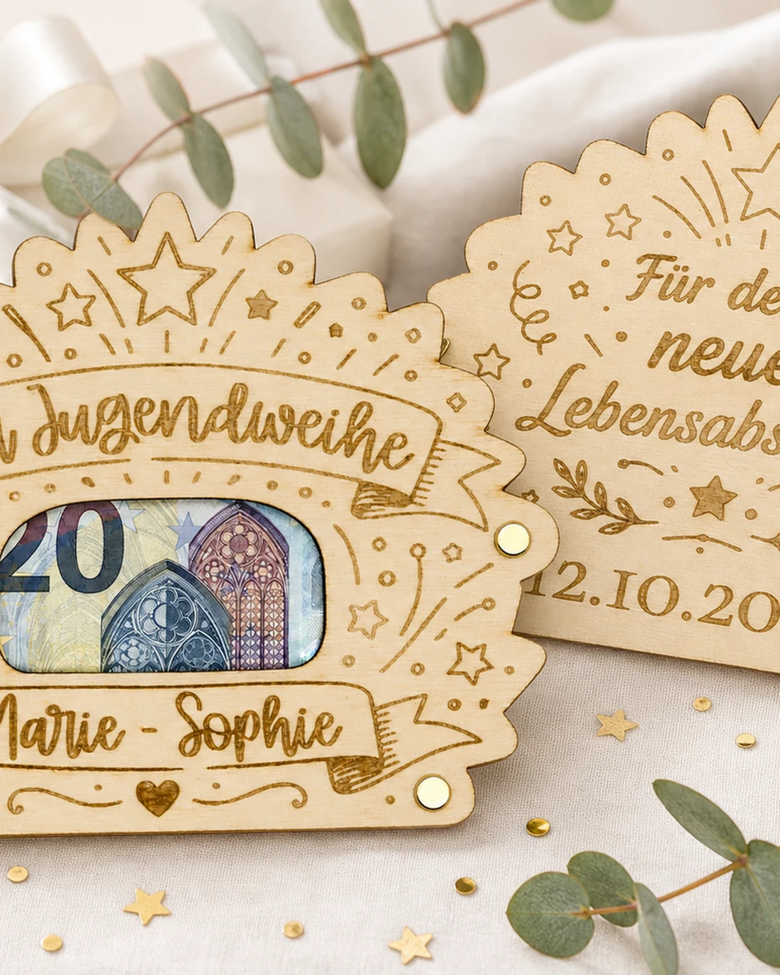 Geldgeschenk-Karte aus Holz zur Jugendweihe, ein Geldschein liegt sichtbar hinter dem Ausschnitt, darunter die Gravur mit Name und Datum – Bild 5 von 5