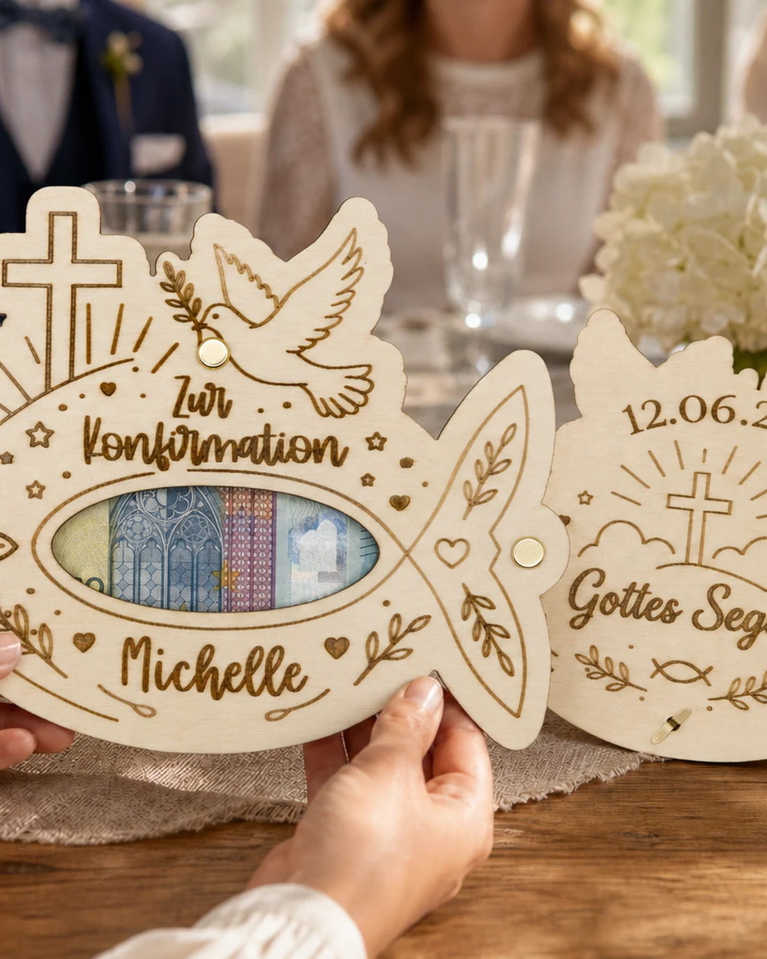 Geldgeschenk zur Konfirmation aus Holz mit graviertem Namen, Datum, Kreuz, Taube und Fisch, Geldschein sichtbar im Fenster – Bild 3 von 4