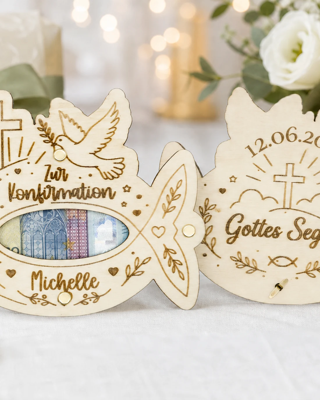 Geldgeschenk zur Konfirmation aus Holz mit graviertem Namen, Datum, Kreuz, Taube und Fisch, Geldschein sichtbar im Fenster – Bild 4 von 4