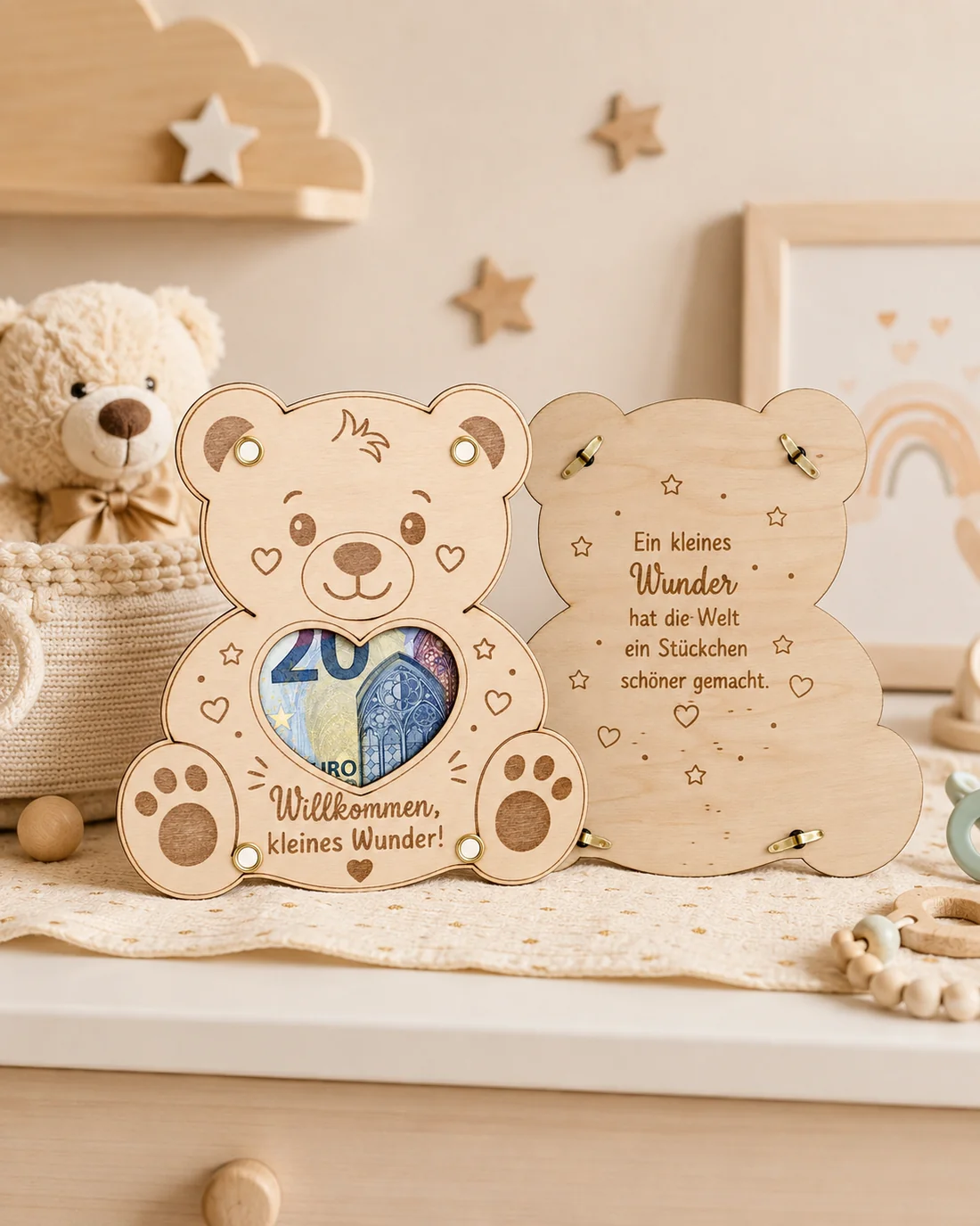 Geldgeschenk-Karte aus Holz in Form eines Teddybären, ein Geldschein liegt sichtbar hinter dem Herzfenster, darunter die Gravur „Willkommen, kleines Wunder!“ – Bild 3 von 4