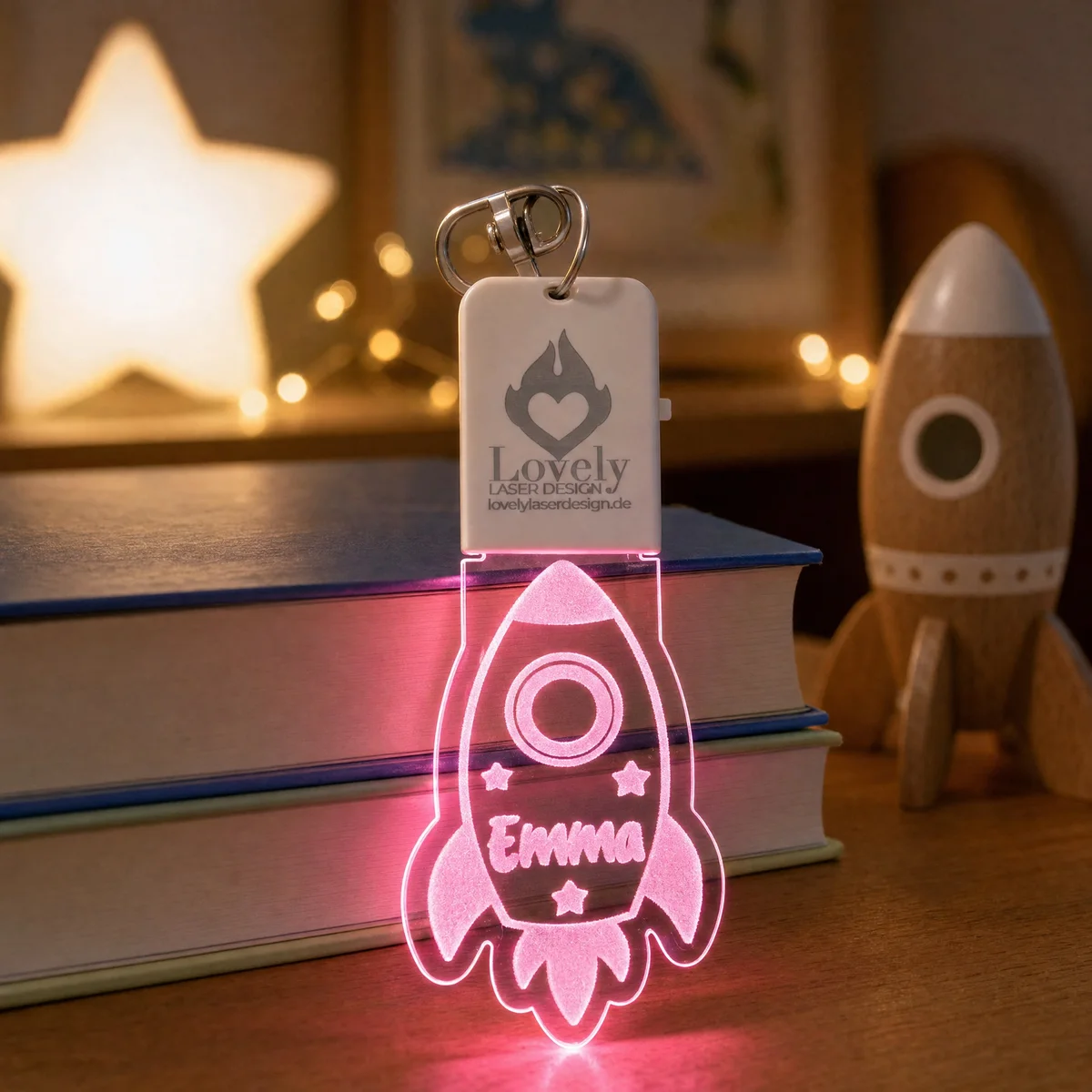 LED-Schlüsselanhänger Rakete aus graviertem Acrylglas mit Namen, leuchtend, mit weißem Leuchtmodul und Karabiner — Ansicht 1 von 5