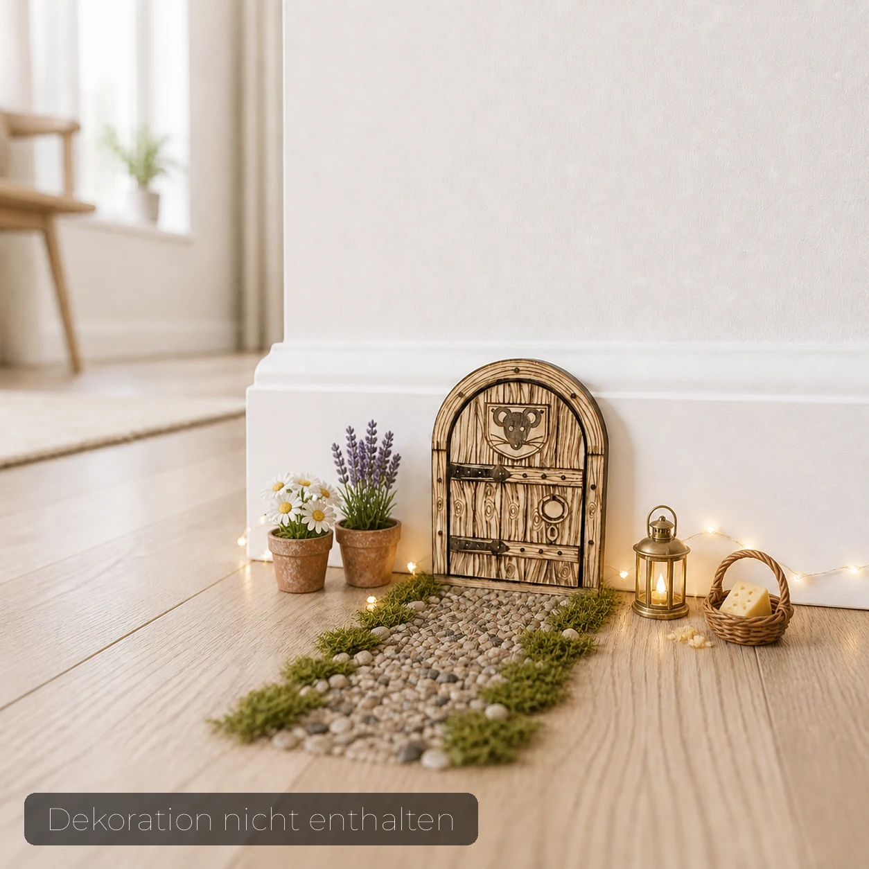 Rustikale Mäusetür aus Holz an der Sockelleiste, mit graviertem Maus-Wappen, Beschlägen und Türklopfer – Bild 3 von 4
