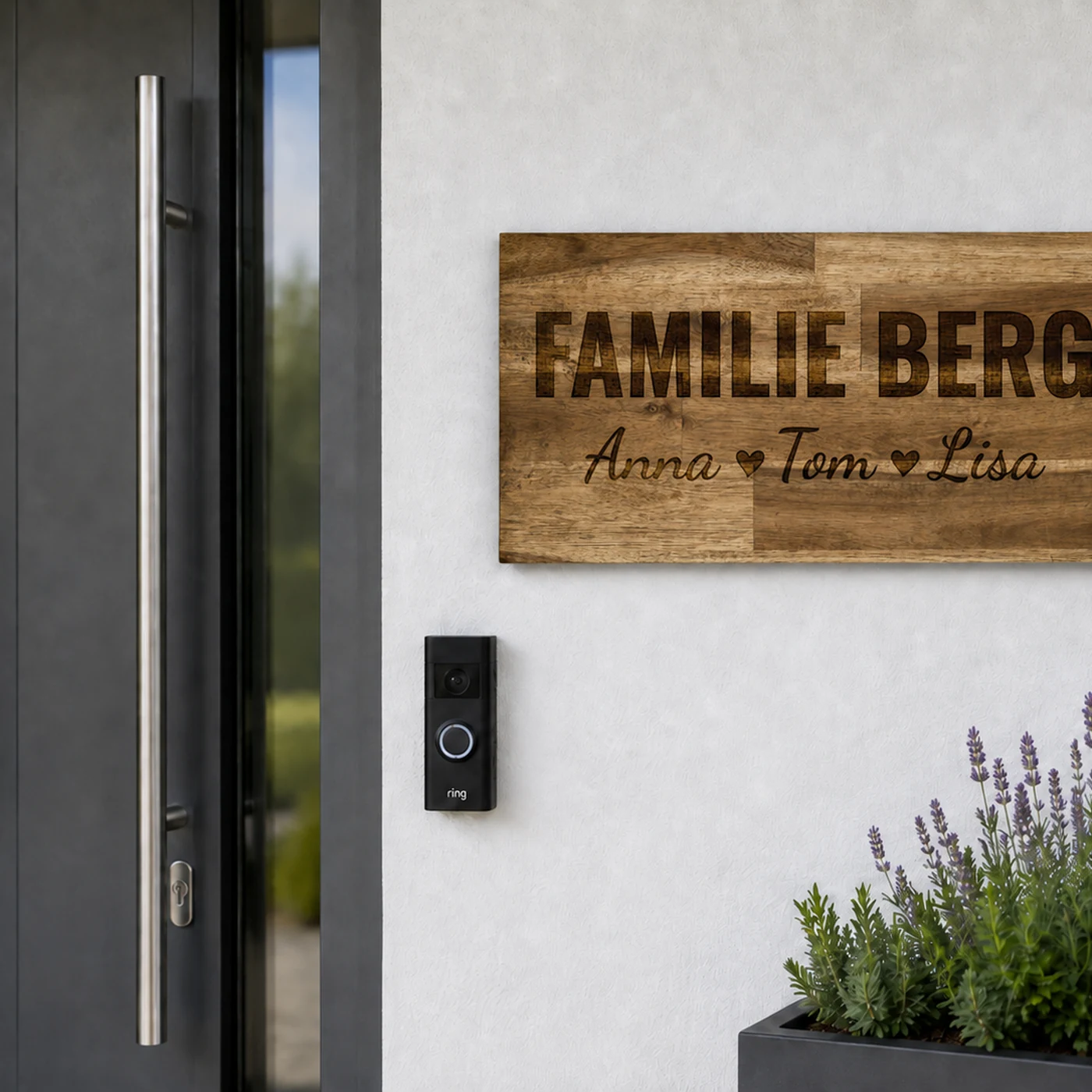 Namensschild für die Haustür aus Akazienholz mit graviertem Familiennamen in Blockbuchstaben – Bild 3 von 4