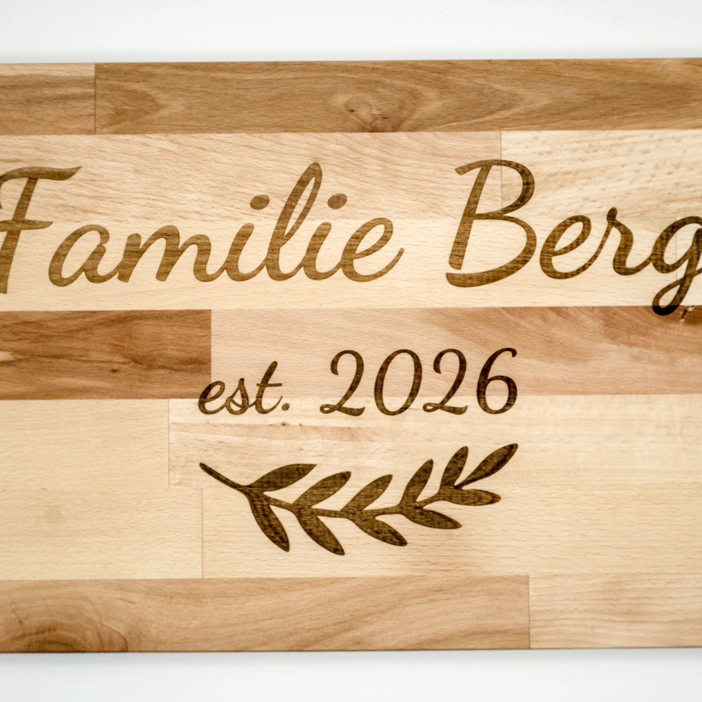 Namensschild aus Buchenholz mit Familiennamen in Schreibschrift graviert, im Eingangsbereich hängend – Bild 4 von 4
