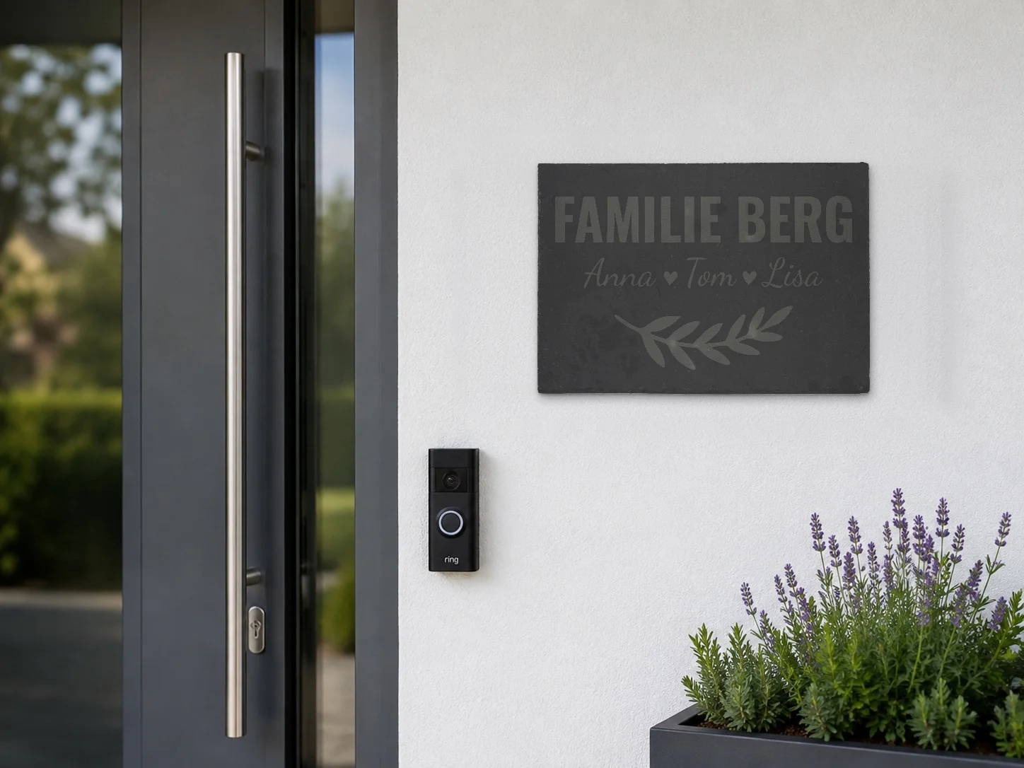 Namensschild für die Haustür aus Schiefer mit graviertem Familiennamen, Vornamen mit Herzen und Zweig — Ansicht 1 von 4