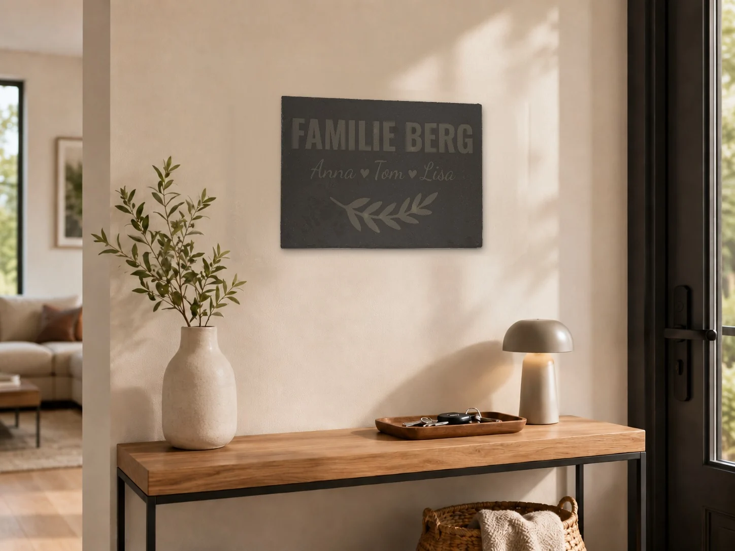 Namensschild für die Haustür aus Schiefer mit graviertem Familiennamen, Vornamen mit Herzen und Zweig – Bild 2 von 4