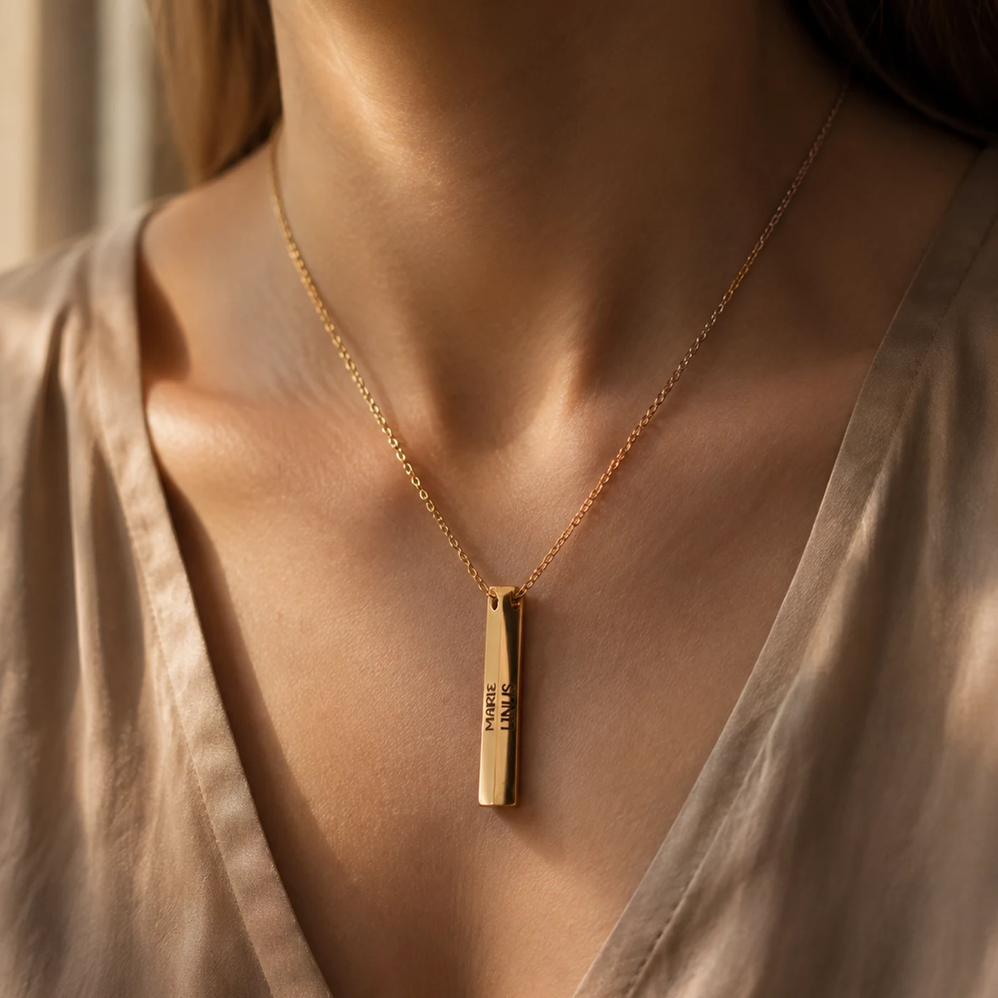 Goldene Stabkette mit Namensgravur, an einer Halskette getragen — Ansicht 1 von 3