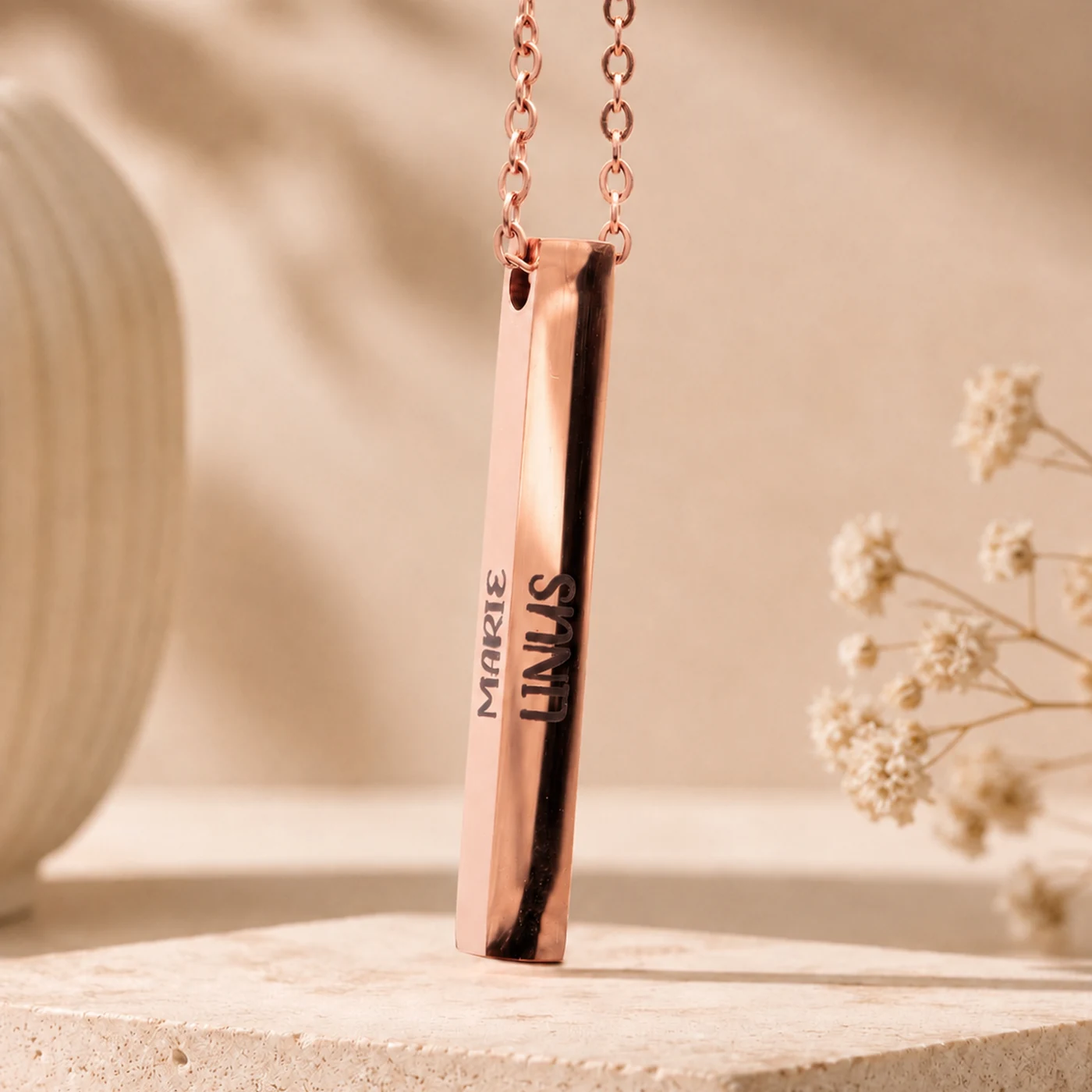 Roségoldene Stabkette mit Namensgravur, an einer Halskette getragen – Bild 2 von 4