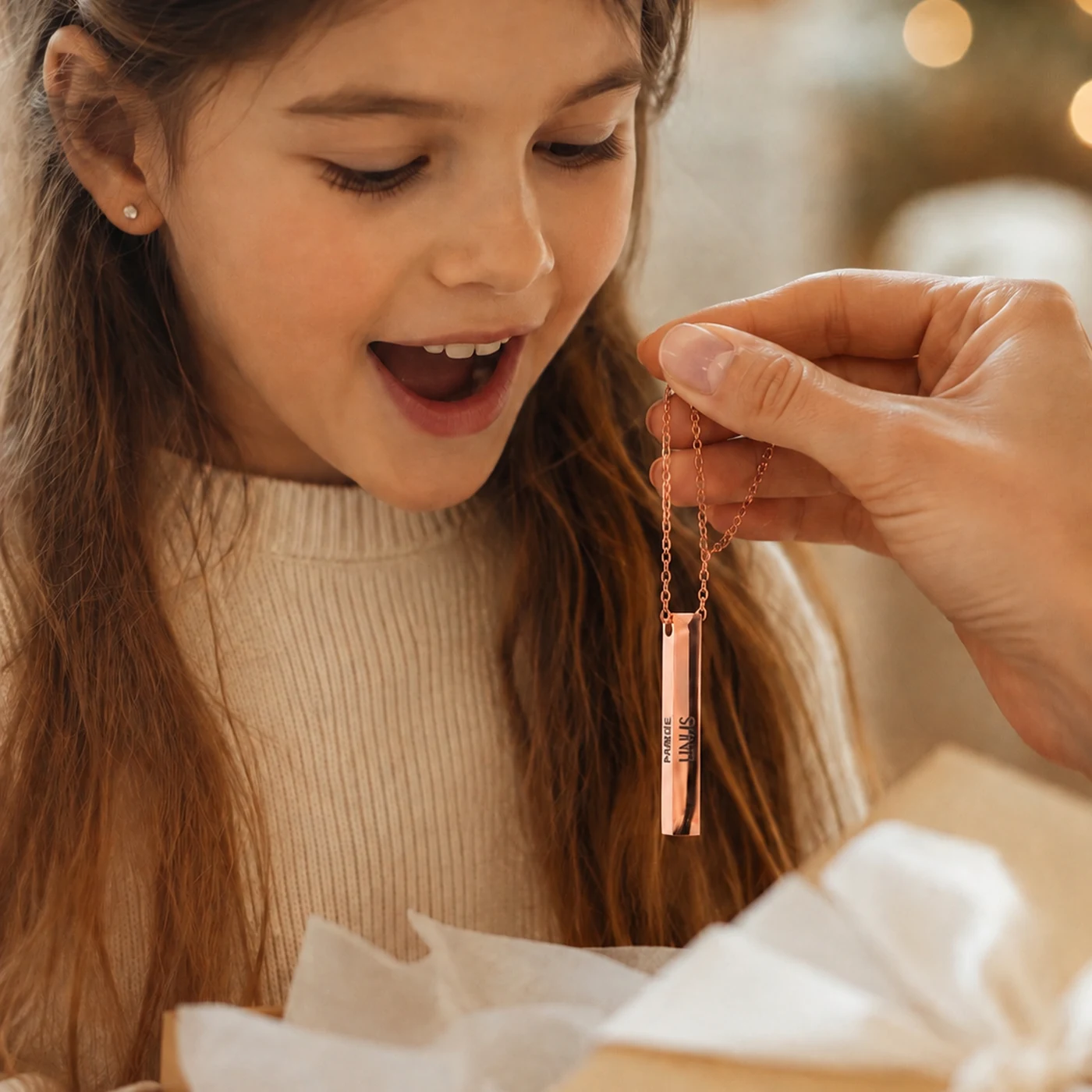 Roségoldene Stabkette mit Namensgravur, an einer Halskette getragen – Bild 3 von 4