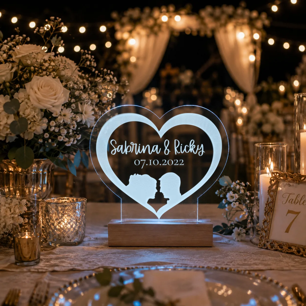 Personalisierte LED-Lampe in Herzform aus graviertem Acryl mit Paar-Silhouette, Namen und Hochzeitsdatum, farbig leuchtend – Bild 2 von 8