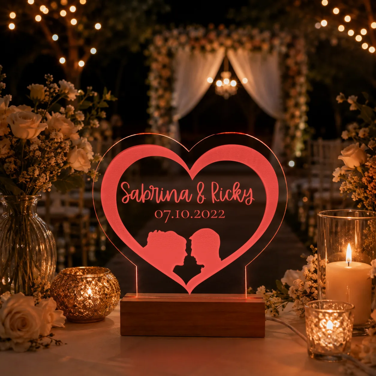 Personalisierte LED-Lampe in Herzform aus graviertem Acryl mit Paar-Silhouette, Namen und Hochzeitsdatum, farbig leuchtend – Bild 3 von 8