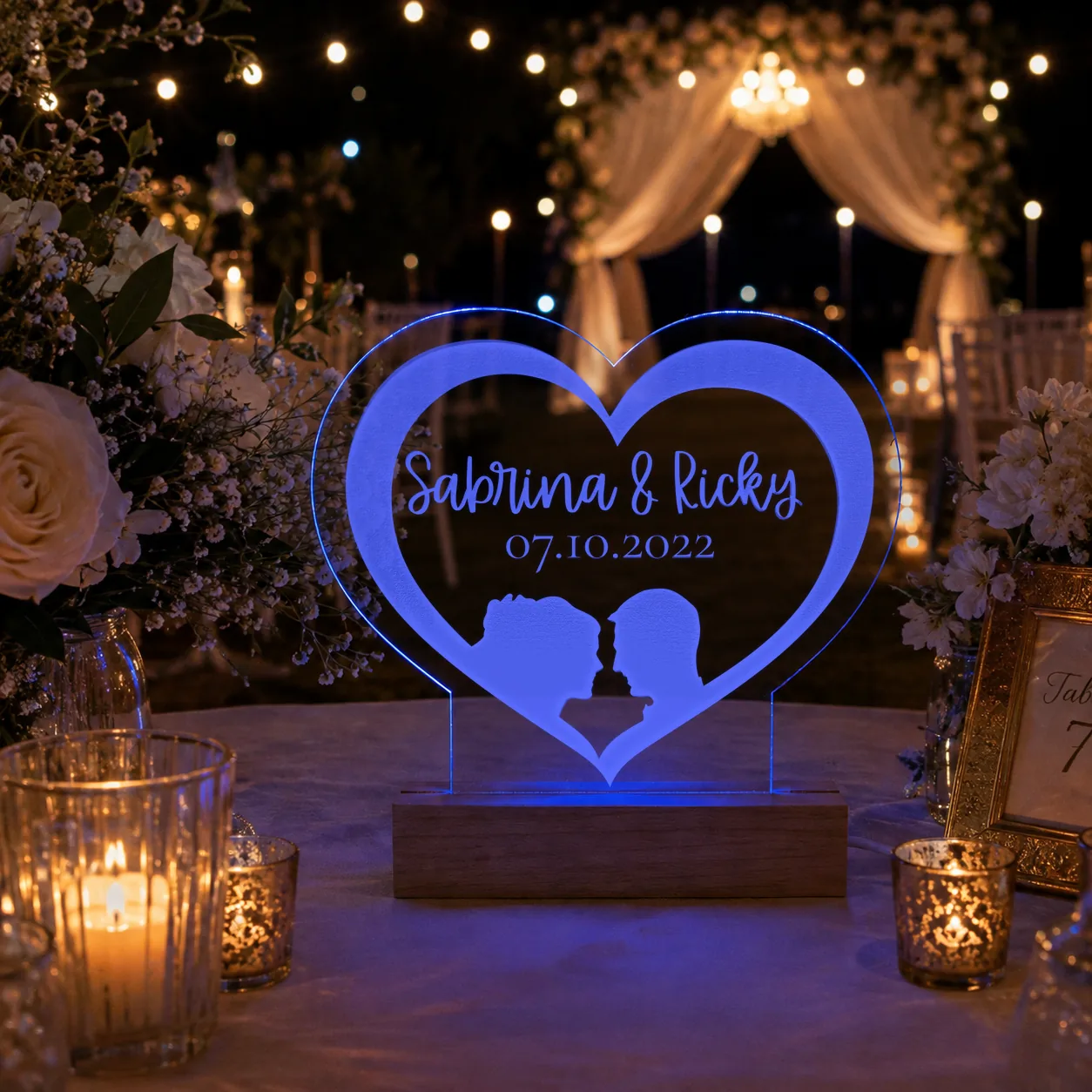 Personalisierte LED-Lampe in Herzform aus graviertem Acryl mit Paar-Silhouette, Namen und Hochzeitsdatum, farbig leuchtend – Bild 4 von 8