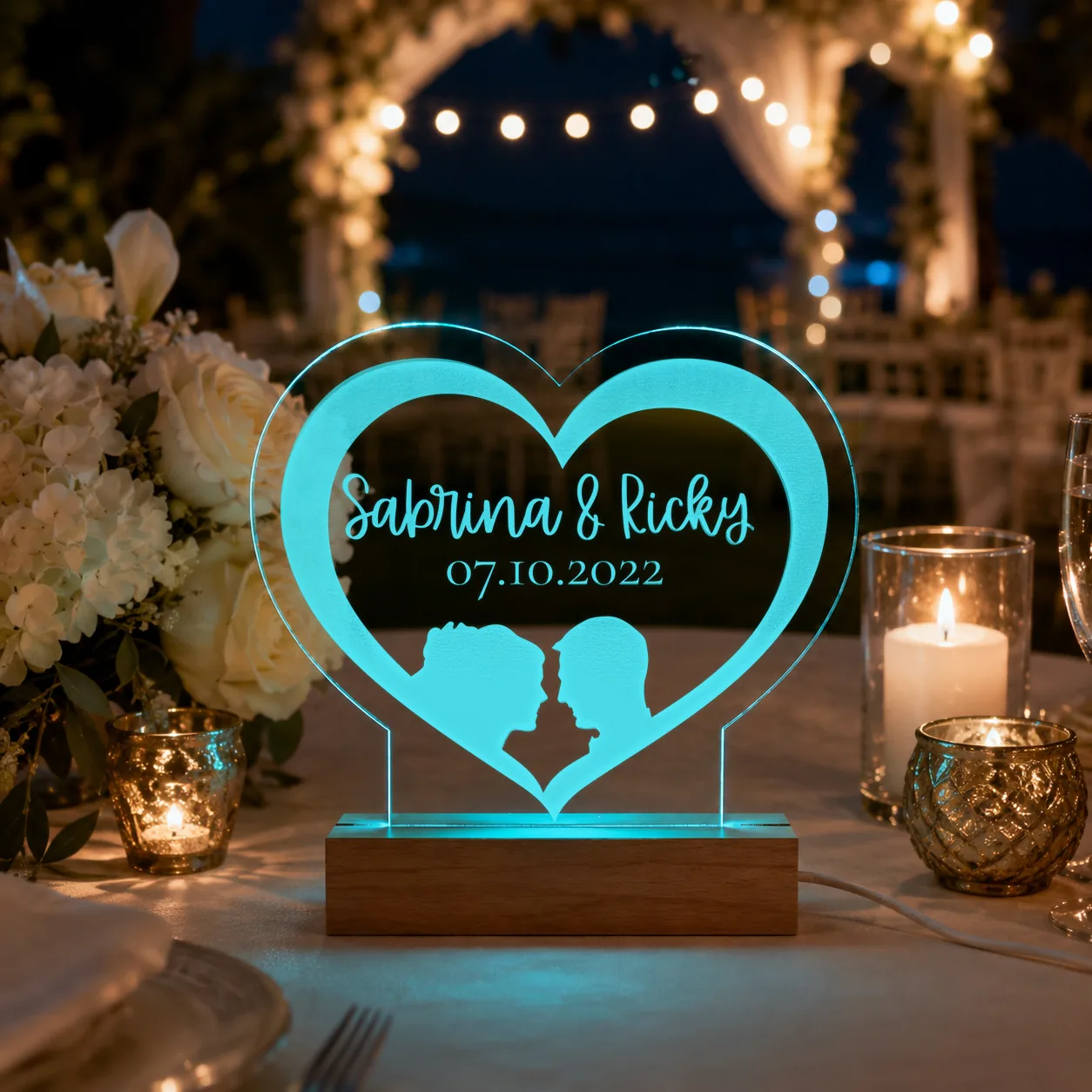 Personalisierte LED-Lampe in Herzform aus graviertem Acryl mit Paar-Silhouette, Namen und Hochzeitsdatum, farbig leuchtend – Bild 6 von 8