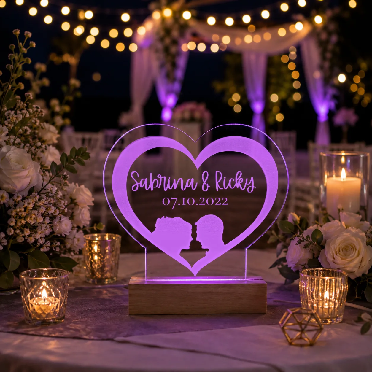 Personalisierte LED-Lampe in Herzform aus graviertem Acryl mit Paar-Silhouette, Namen und Hochzeitsdatum, farbig leuchtend – Bild 7 von 8