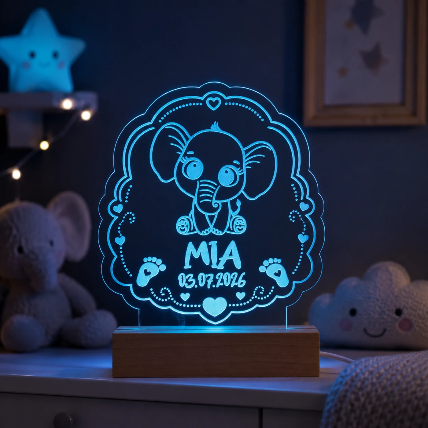 Personalisiertes LED-Nachtlicht für Kinder aus graviertem Acryl mit Elefant-Motiv, Name und Geburtsdatum, blau leuchtend im Kinderzimmer – Bild 2 von 9