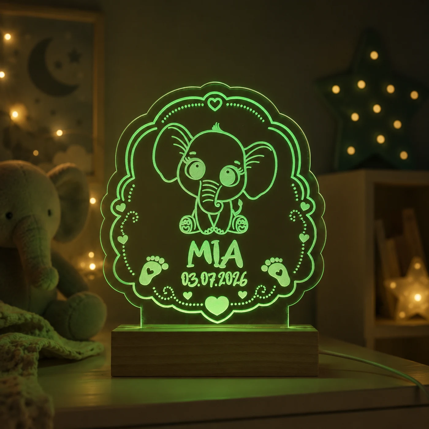 Personalisiertes LED-Nachtlicht für Kinder aus graviertem Acryl mit Elefant-Motiv, Name und Geburtsdatum, blau leuchtend im Kinderzimmer – Bild 3 von 9