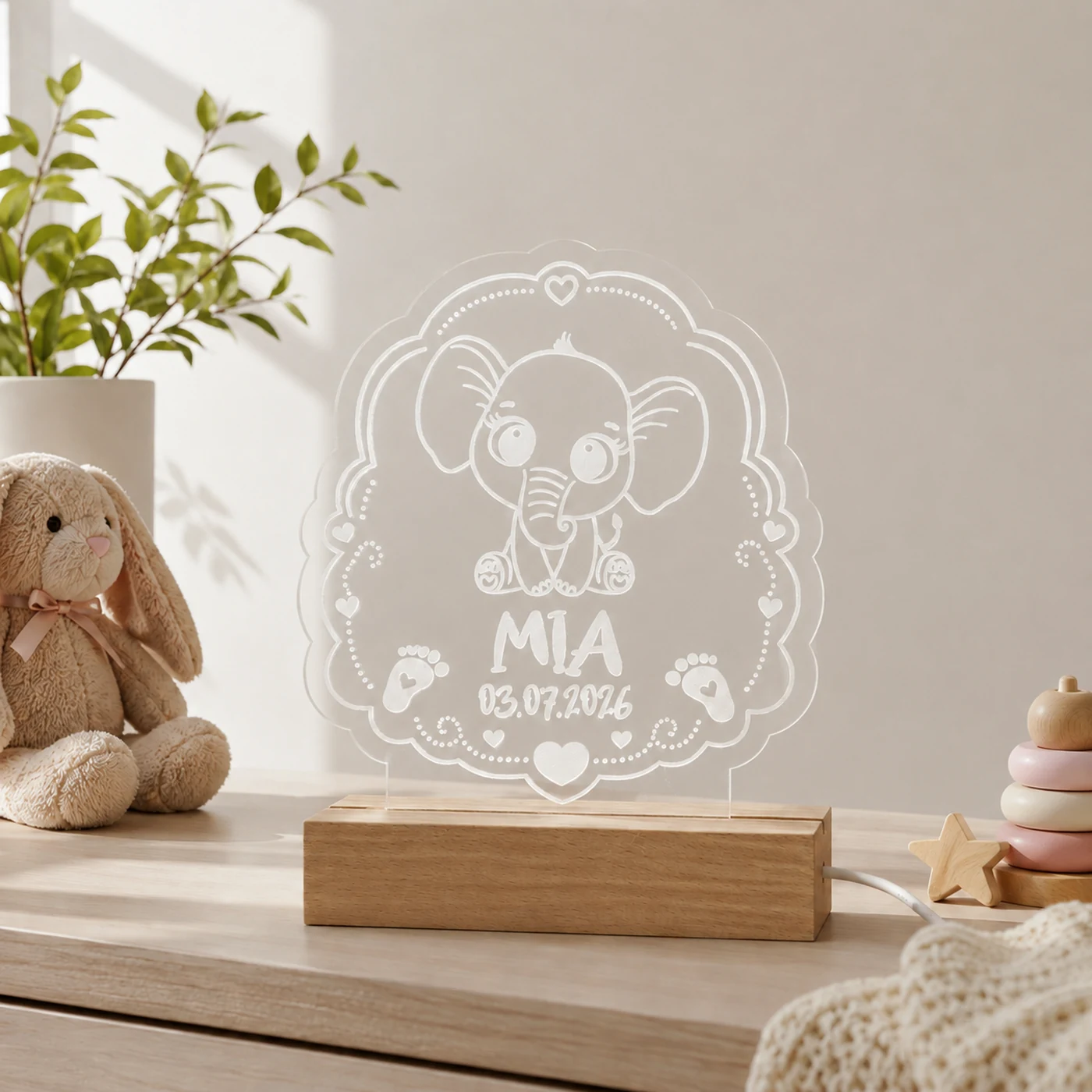 Personalisiertes LED-Nachtlicht für Kinder aus graviertem Acryl mit Elefant-Motiv, Name und Geburtsdatum, blau leuchtend im Kinderzimmer – Bild 4 von 9