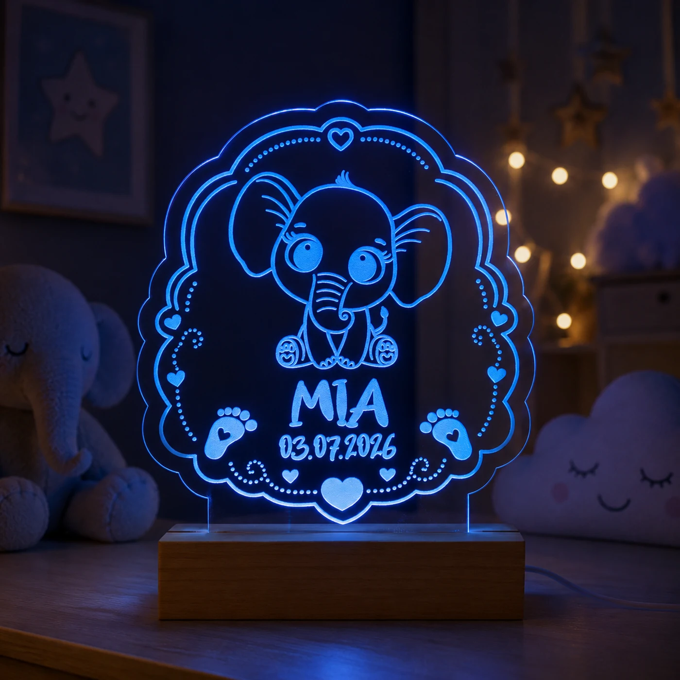 Personalisiertes LED-Nachtlicht für Kinder aus graviertem Acryl mit Elefant-Motiv, Name und Geburtsdatum, blau leuchtend im Kinderzimmer – Bild 6 von 9