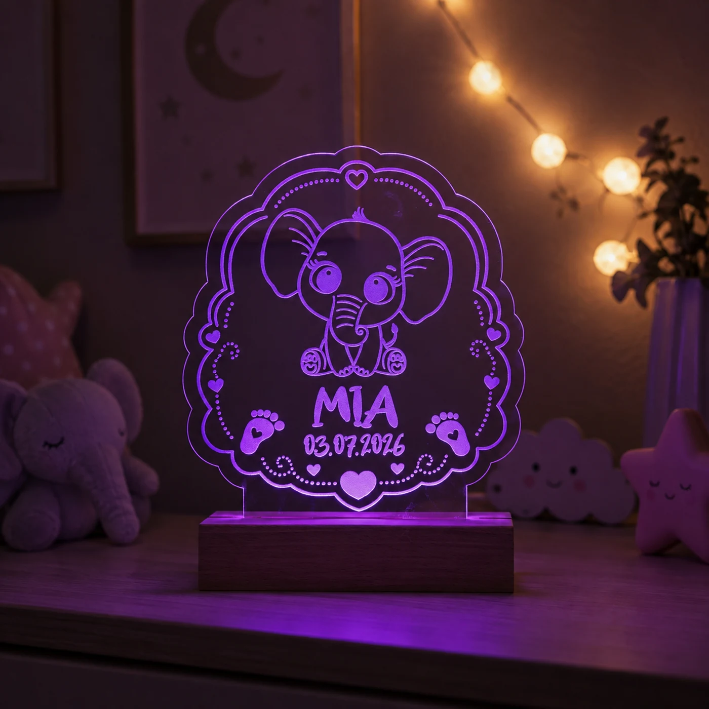 Personalisiertes LED-Nachtlicht für Kinder aus graviertem Acryl mit Elefant-Motiv, Name und Geburtsdatum, blau leuchtend im Kinderzimmer – Bild 7 von 9
