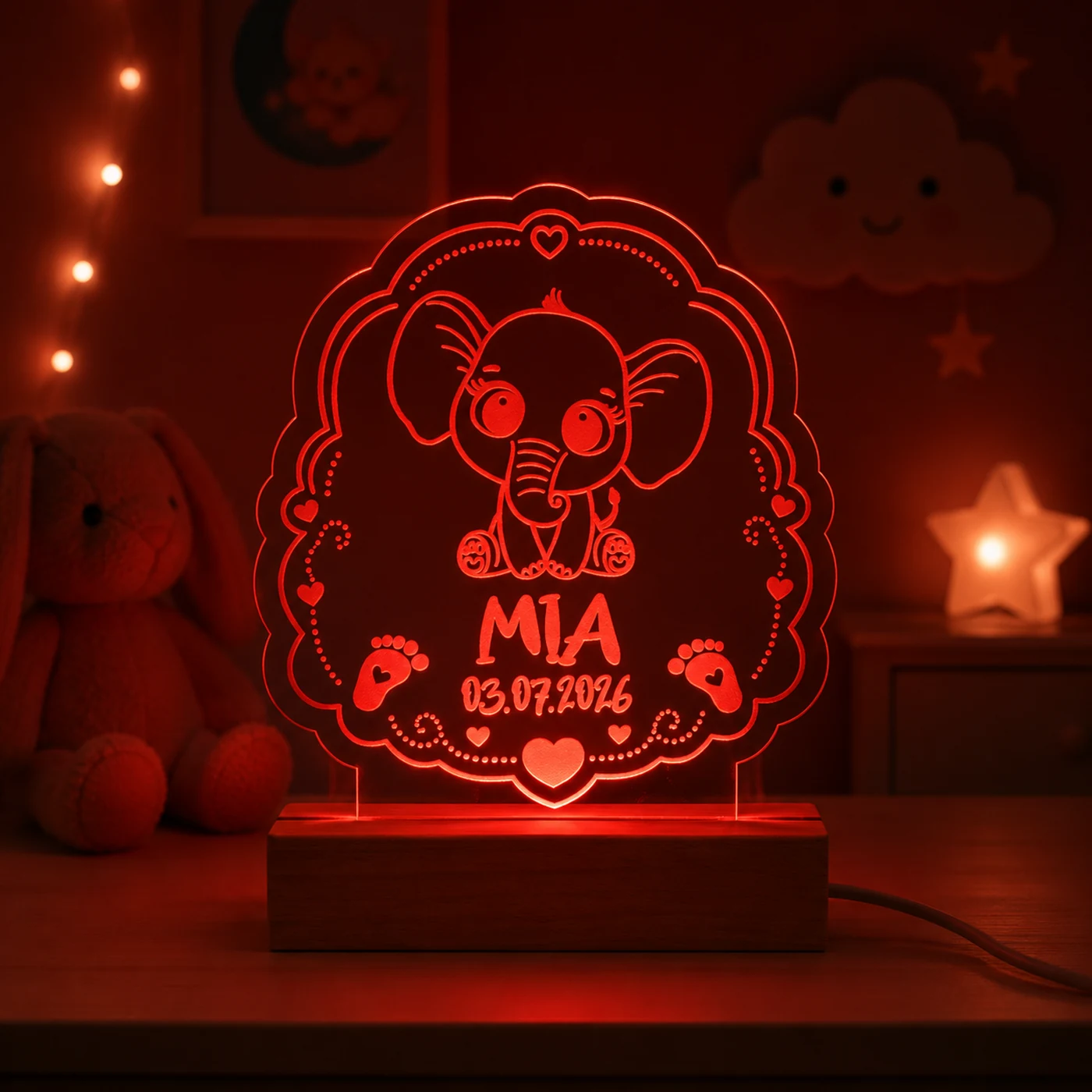 Personalisiertes LED-Nachtlicht für Kinder aus graviertem Acryl mit Elefant-Motiv, Name und Geburtsdatum, blau leuchtend im Kinderzimmer – Bild 8 von 9