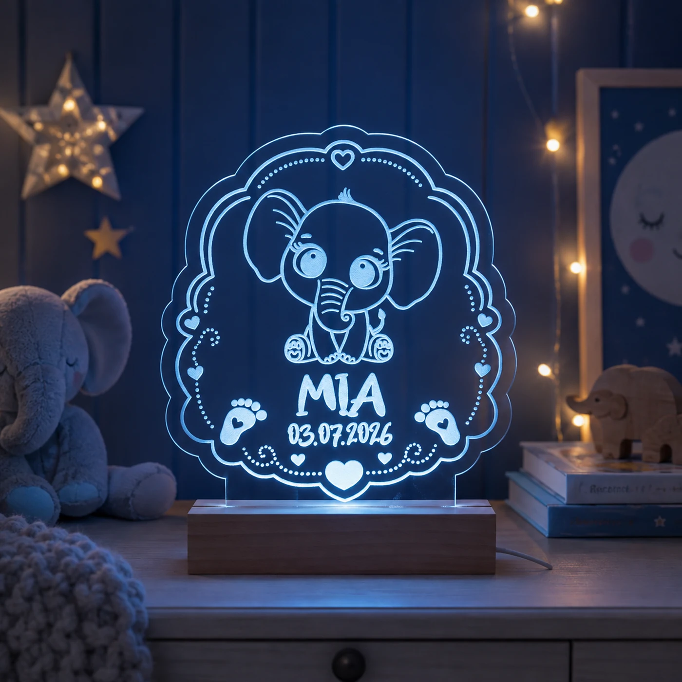 Personalisiertes LED-Nachtlicht für Kinder aus graviertem Acryl mit Elefant-Motiv, Name und Geburtsdatum, blau leuchtend im Kinderzimmer – Bild 9 von 9
