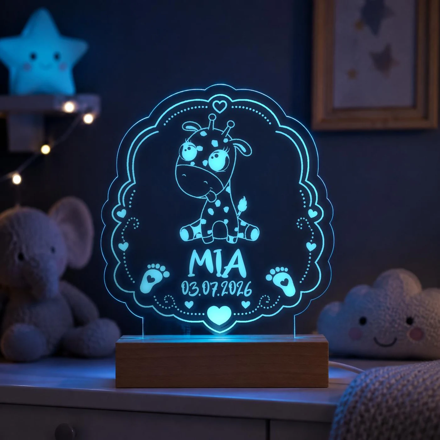 Personalisiertes LED-Nachtlicht für Kinder aus graviertem Acryl mit Giraffe-Motiv, Name und Geburtsdatum, blau leuchtend im Kinderzimmer – Bild 2 von 8
