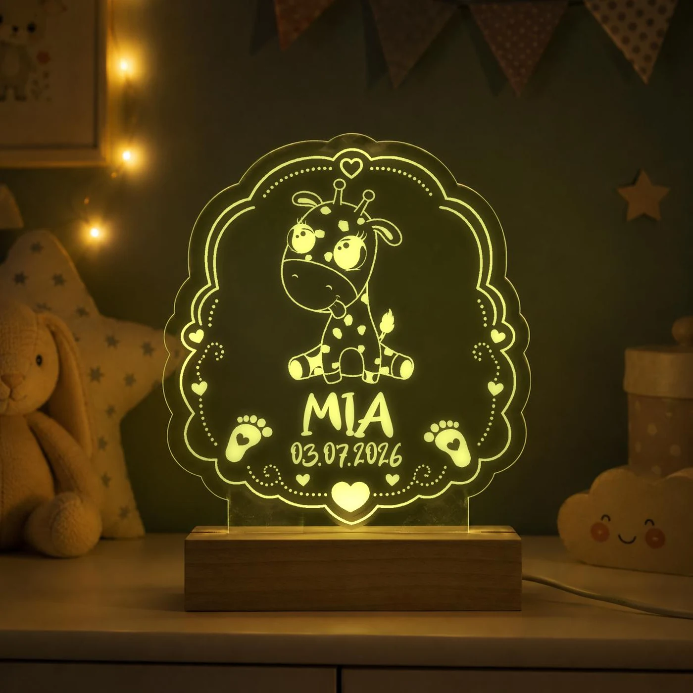 Personalisiertes LED-Nachtlicht für Kinder aus graviertem Acryl mit Giraffe-Motiv, Name und Geburtsdatum, blau leuchtend im Kinderzimmer – Bild 3 von 8