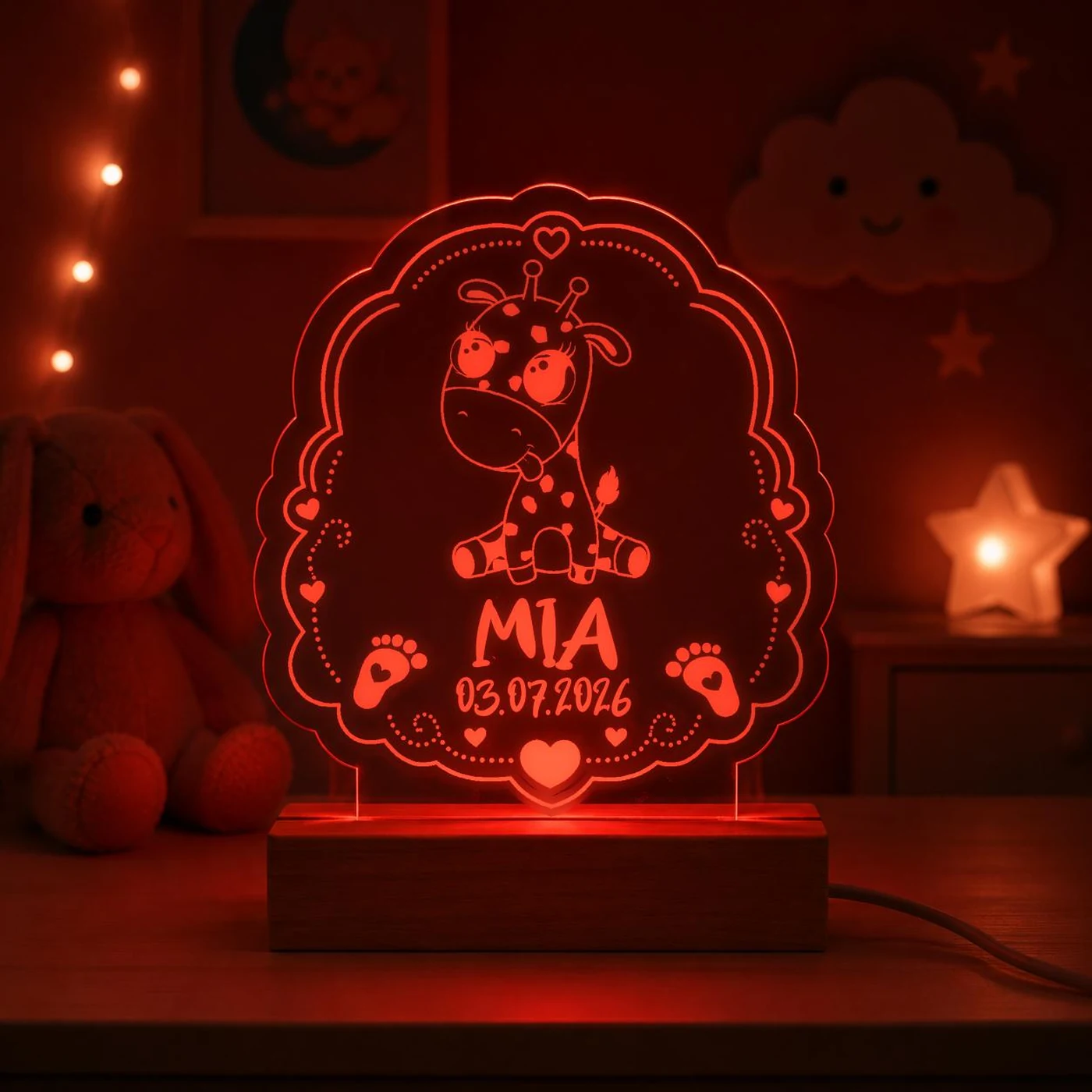 Personalisiertes LED-Nachtlicht für Kinder aus graviertem Acryl mit Giraffe-Motiv, Name und Geburtsdatum, blau leuchtend im Kinderzimmer – Bild 4 von 8