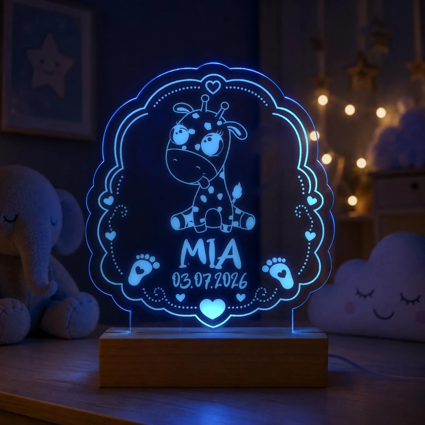 Personalisiertes LED-Nachtlicht für Kinder aus graviertem Acryl mit Giraffe-Motiv, Name und Geburtsdatum, blau leuchtend im Kinderzimmer – Bild 5 von 8