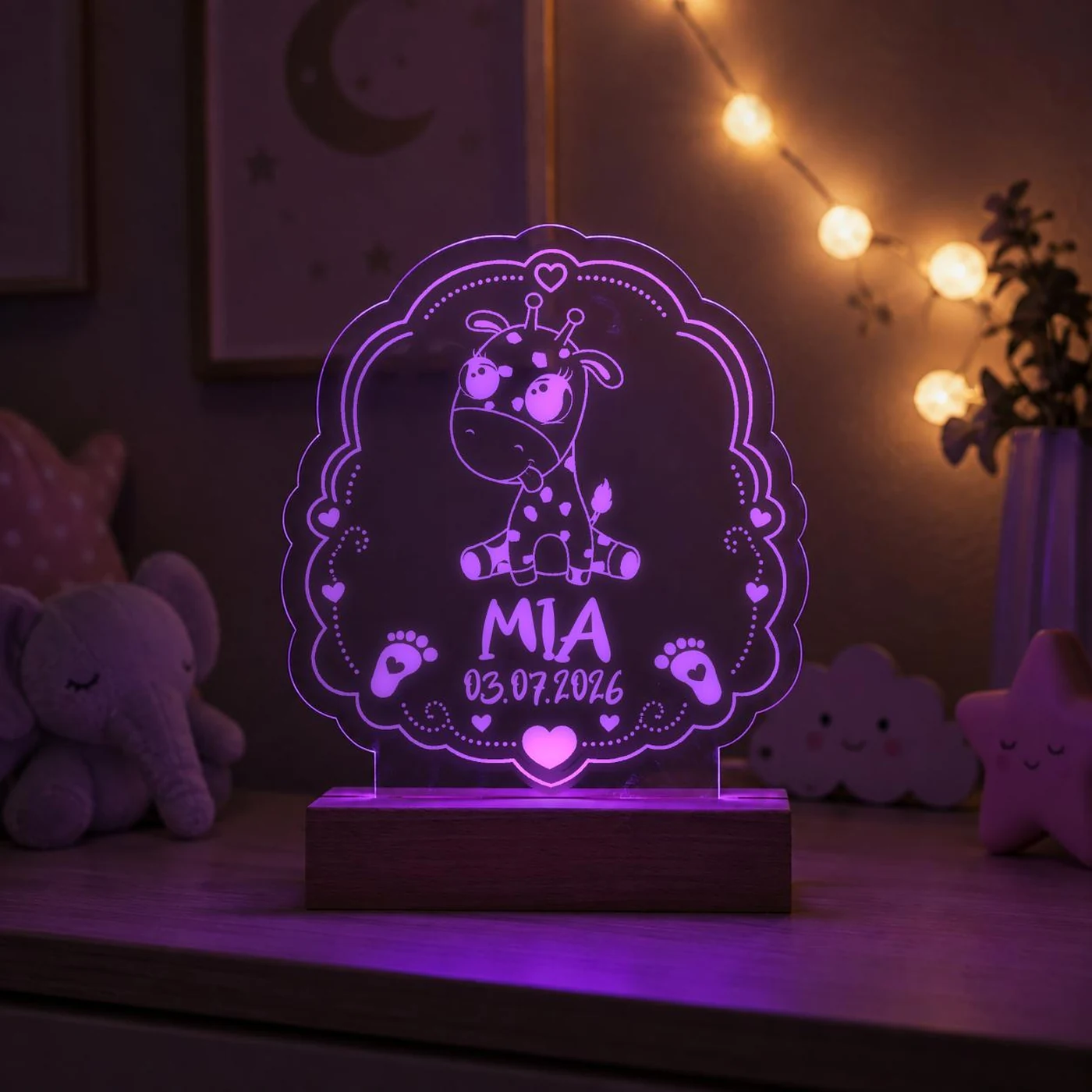 Personalisiertes LED-Nachtlicht für Kinder aus graviertem Acryl mit Giraffe-Motiv, Name und Geburtsdatum, blau leuchtend im Kinderzimmer – Bild 6 von 8