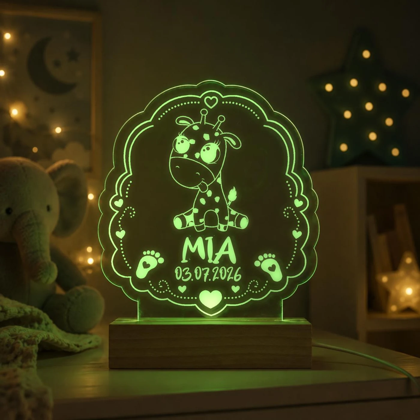 Personalisiertes LED-Nachtlicht für Kinder aus graviertem Acryl mit Giraffe-Motiv, Name und Geburtsdatum, blau leuchtend im Kinderzimmer – Bild 7 von 8