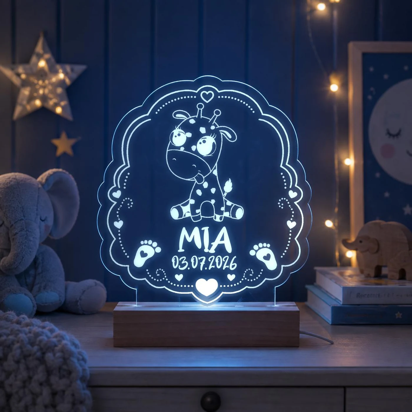 Personalisiertes LED-Nachtlicht für Kinder aus graviertem Acryl mit Giraffe-Motiv, Name und Geburtsdatum, blau leuchtend im Kinderzimmer – Bild 8 von 8