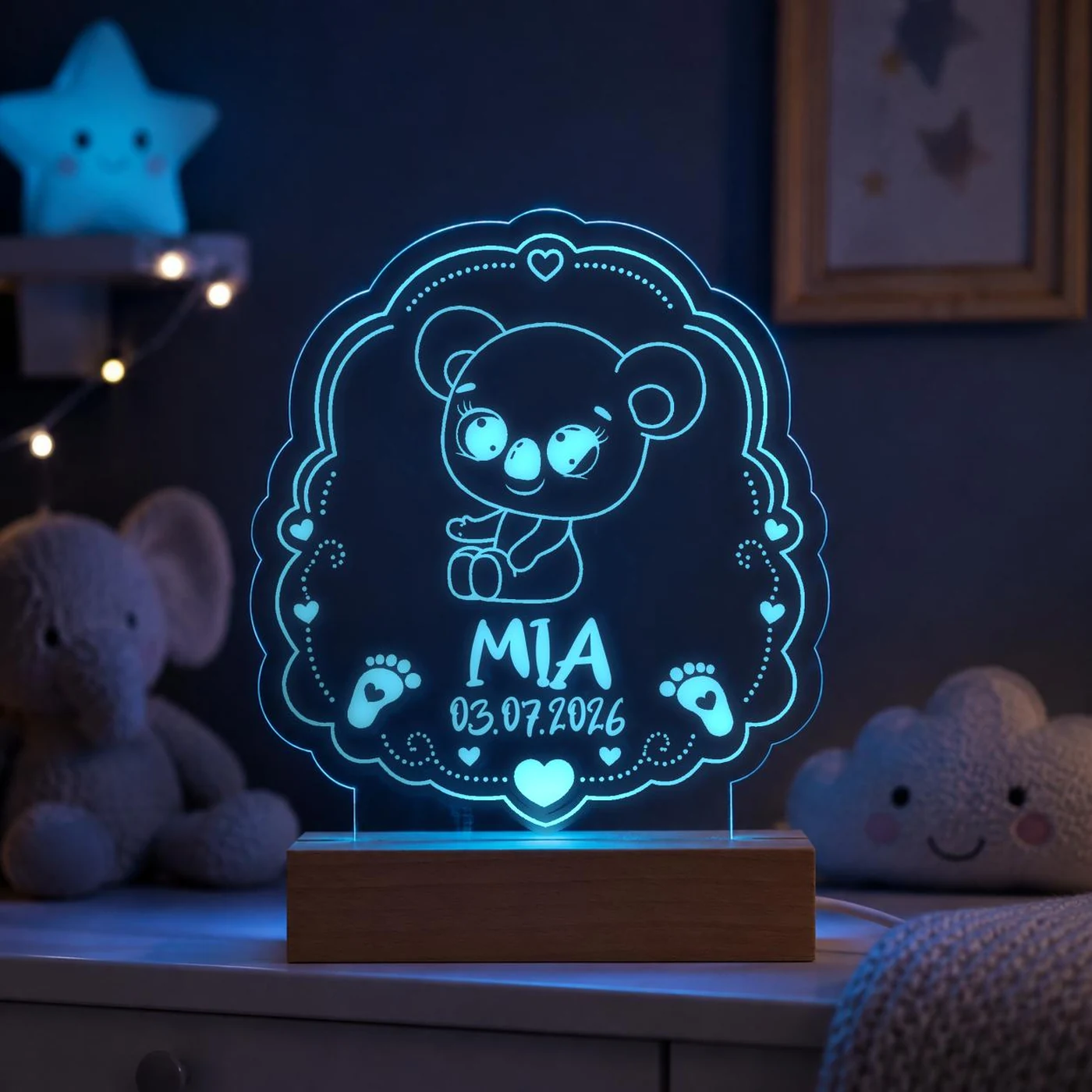 Personalisiertes LED-Nachtlicht für Kinder aus graviertem Acryl mit Koala-Motiv, Name und Geburtsdatum, blau leuchtend im Kinderzimmer – Bild 2 von 8