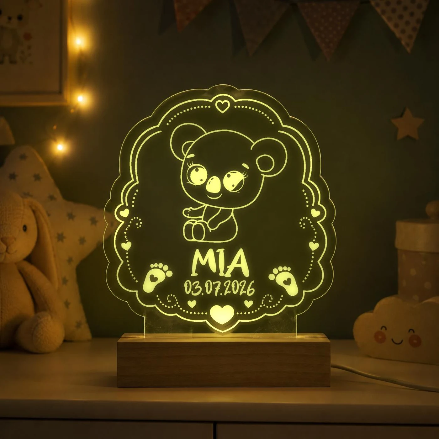 Personalisiertes LED-Nachtlicht für Kinder aus graviertem Acryl mit Koala-Motiv, Name und Geburtsdatum, blau leuchtend im Kinderzimmer – Bild 3 von 8