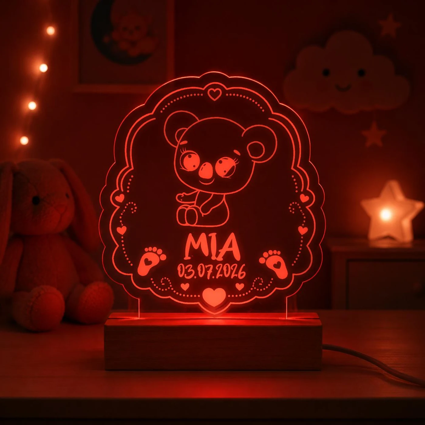 Personalisiertes LED-Nachtlicht für Kinder aus graviertem Acryl mit Koala-Motiv, Name und Geburtsdatum, blau leuchtend im Kinderzimmer – Bild 4 von 8