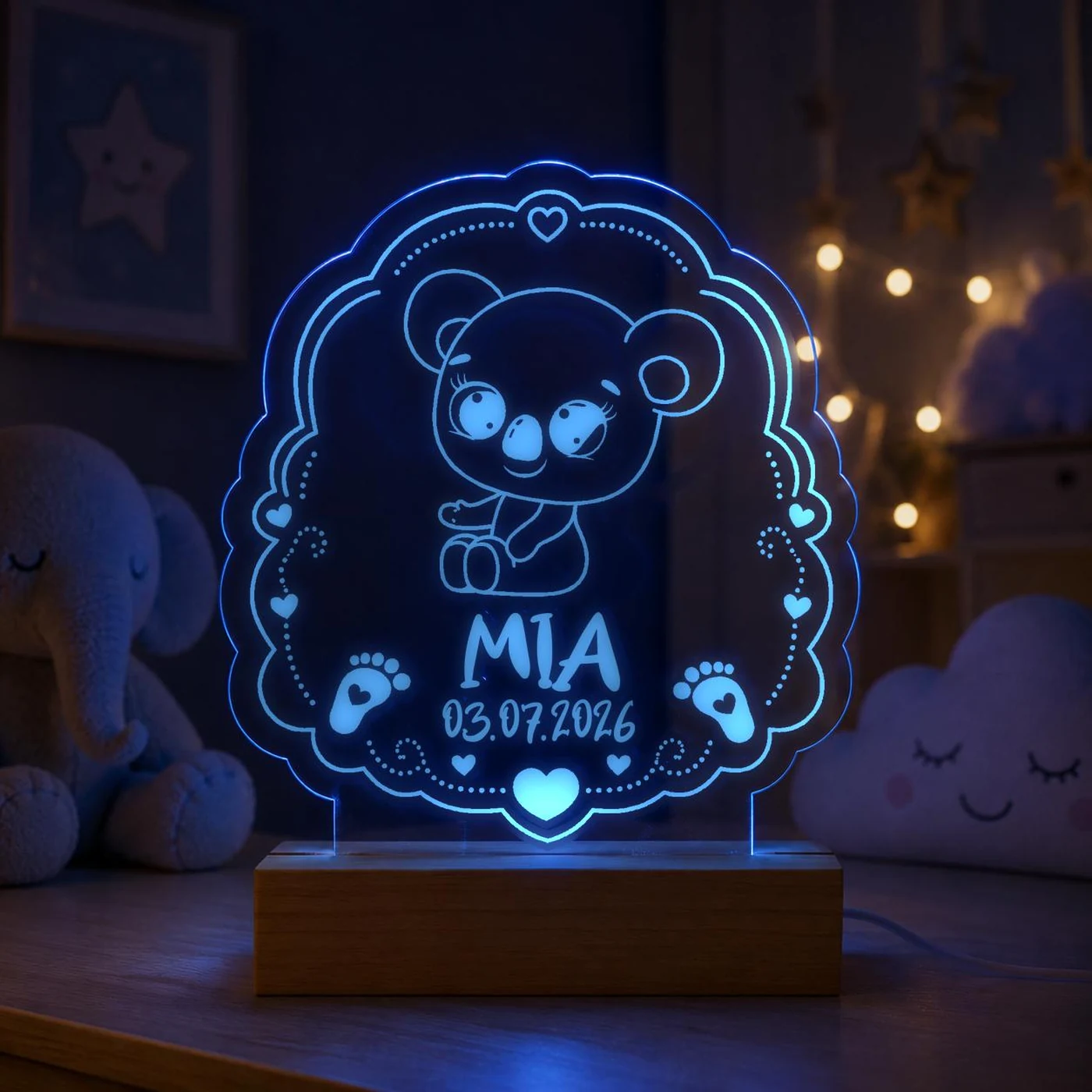 Personalisiertes LED-Nachtlicht für Kinder aus graviertem Acryl mit Koala-Motiv, Name und Geburtsdatum, blau leuchtend im Kinderzimmer – Bild 5 von 8