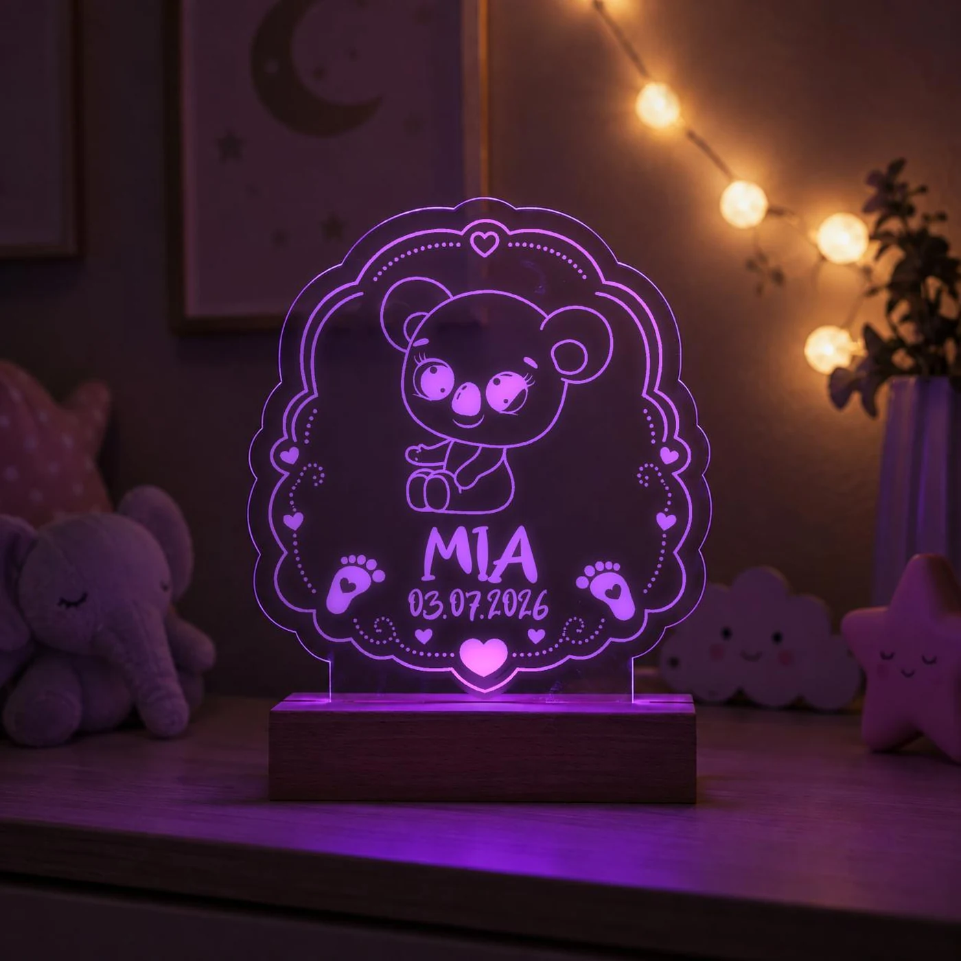 Personalisiertes LED-Nachtlicht für Kinder aus graviertem Acryl mit Koala-Motiv, Name und Geburtsdatum, blau leuchtend im Kinderzimmer – Bild 6 von 8