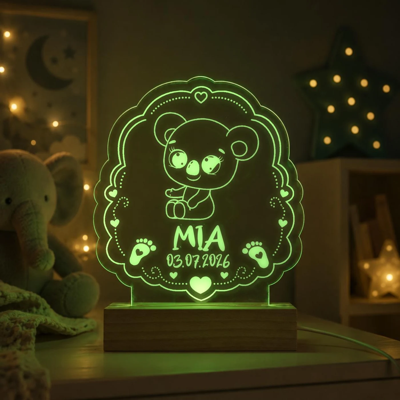 Personalisiertes LED-Nachtlicht für Kinder aus graviertem Acryl mit Koala-Motiv, Name und Geburtsdatum, blau leuchtend im Kinderzimmer – Bild 7 von 8