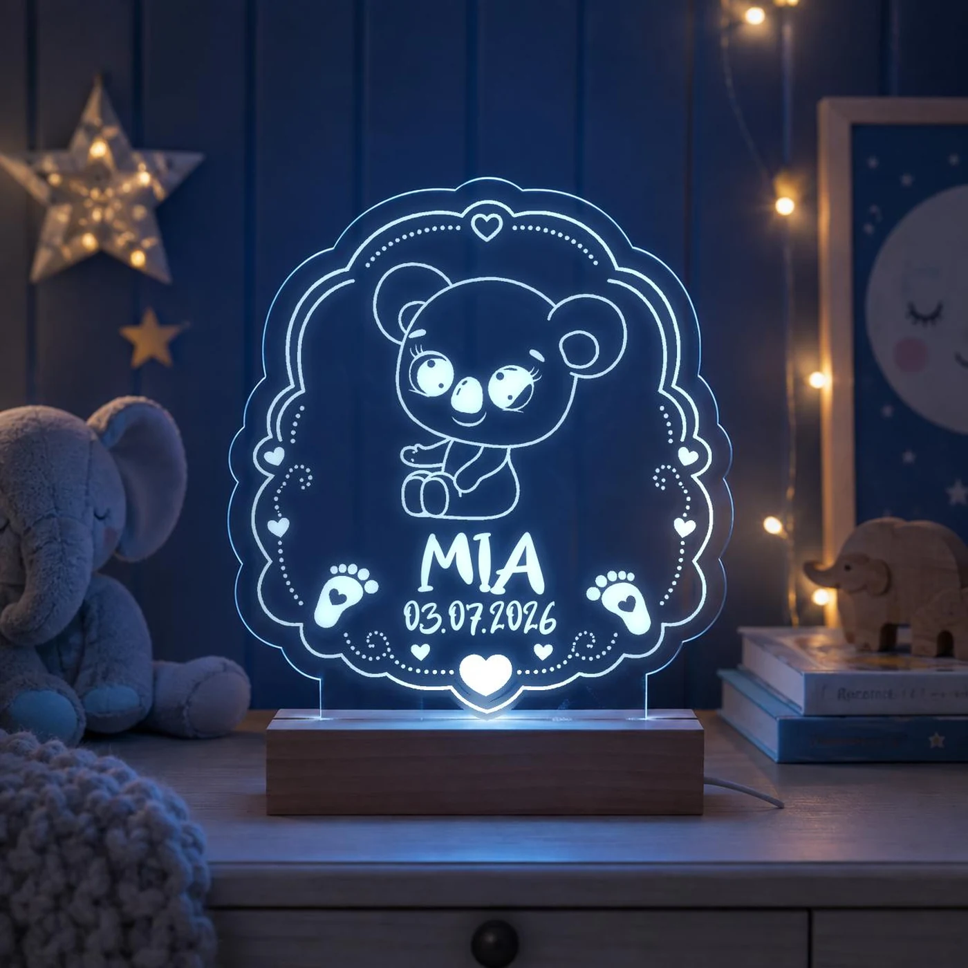 Personalisiertes LED-Nachtlicht für Kinder aus graviertem Acryl mit Koala-Motiv, Name und Geburtsdatum, blau leuchtend im Kinderzimmer – Bild 8 von 8