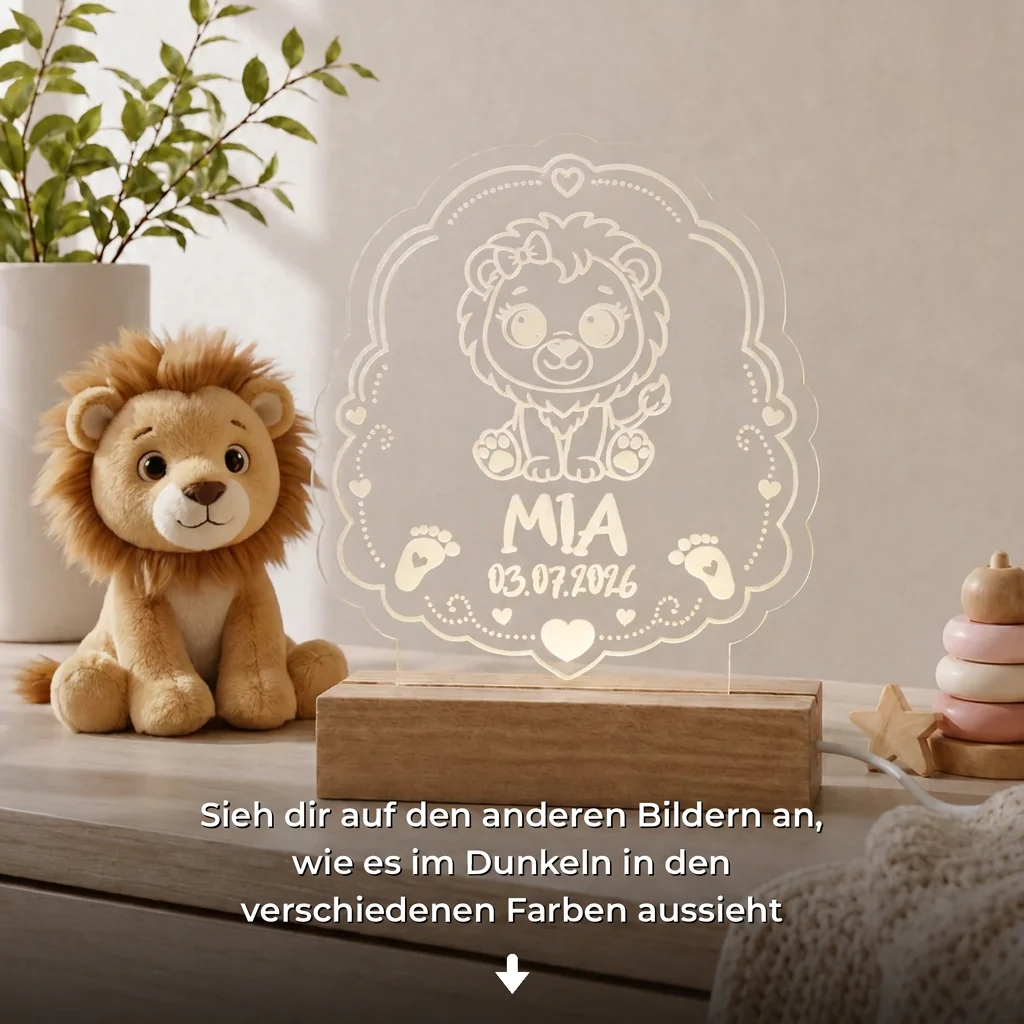 Personalisiertes LED-Nachtlicht für Kinder aus graviertem Acryl mit Löwen-Motiv, Name und Geburtsdatum, blau leuchtend im Kinderzimmer — Ansicht 1 von 8